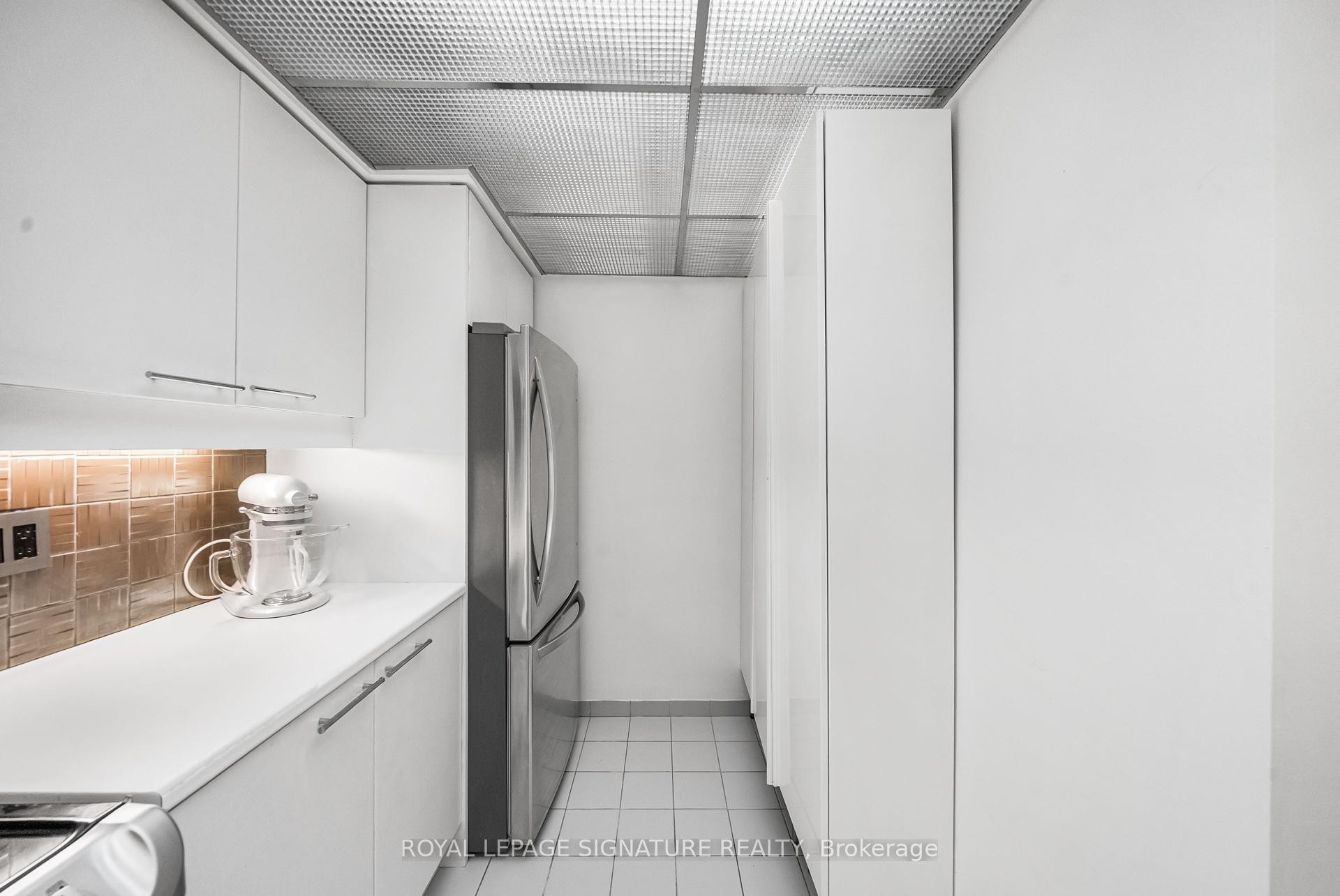 









18


Hollywood

Avenue, 206,
Toronto,




ON
M2N 6P5

