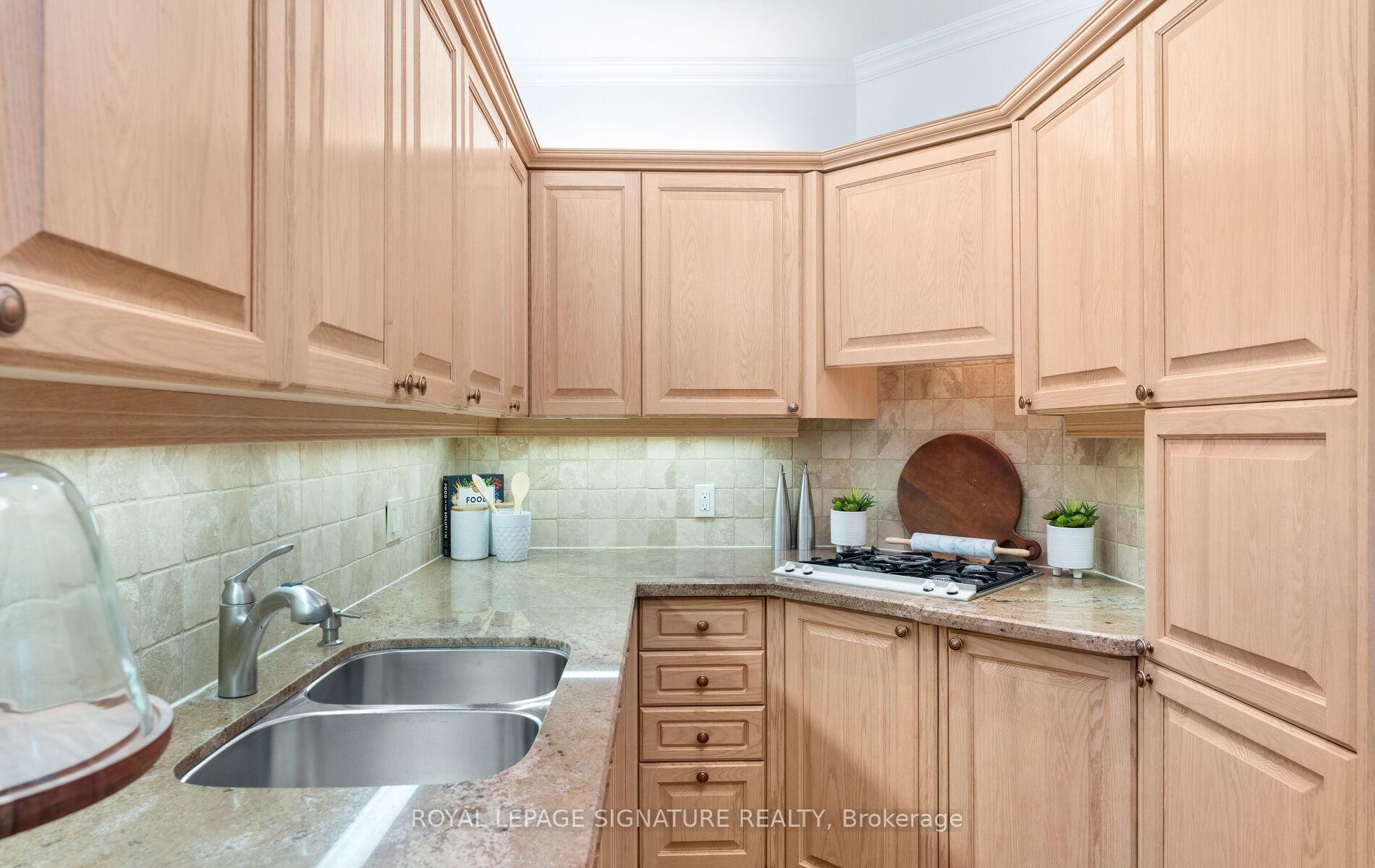 









45


Hillsdale

Avenue West,
Toronto,




ON
M5P 1E9

