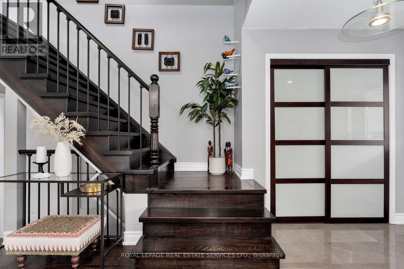 












1359 RIDGEBANK DRIVE

,
Oakville,




Ontario
L6M4A5

