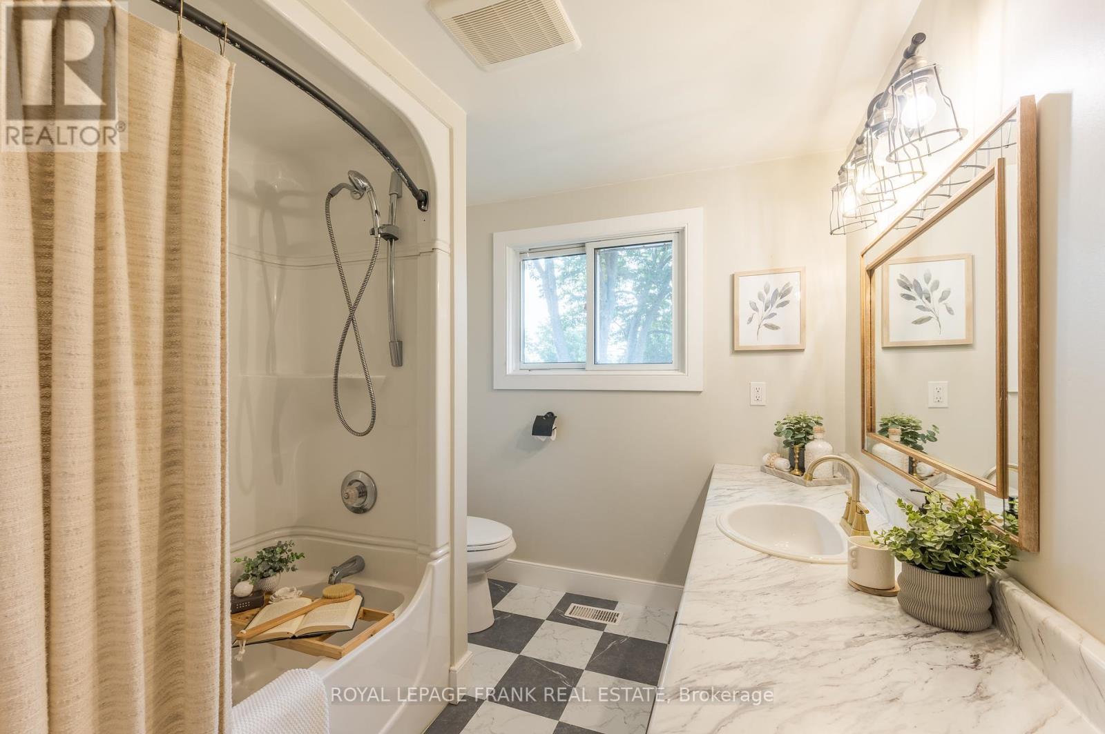 












32 CRYSTAL SPRINGS DRIVE

,
Otonabee-South Monaghan,




Ontario
K9J6Y3

