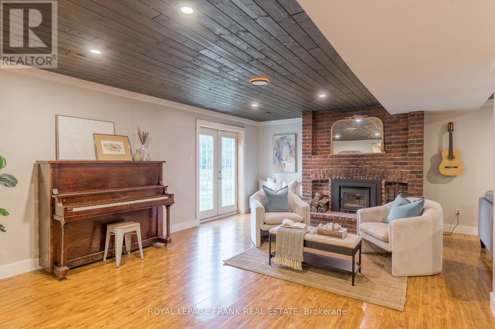












32 CRYSTAL SPRINGS DRIVE

,
Otonabee-South Monaghan,




Ontario
K9J6Y3

