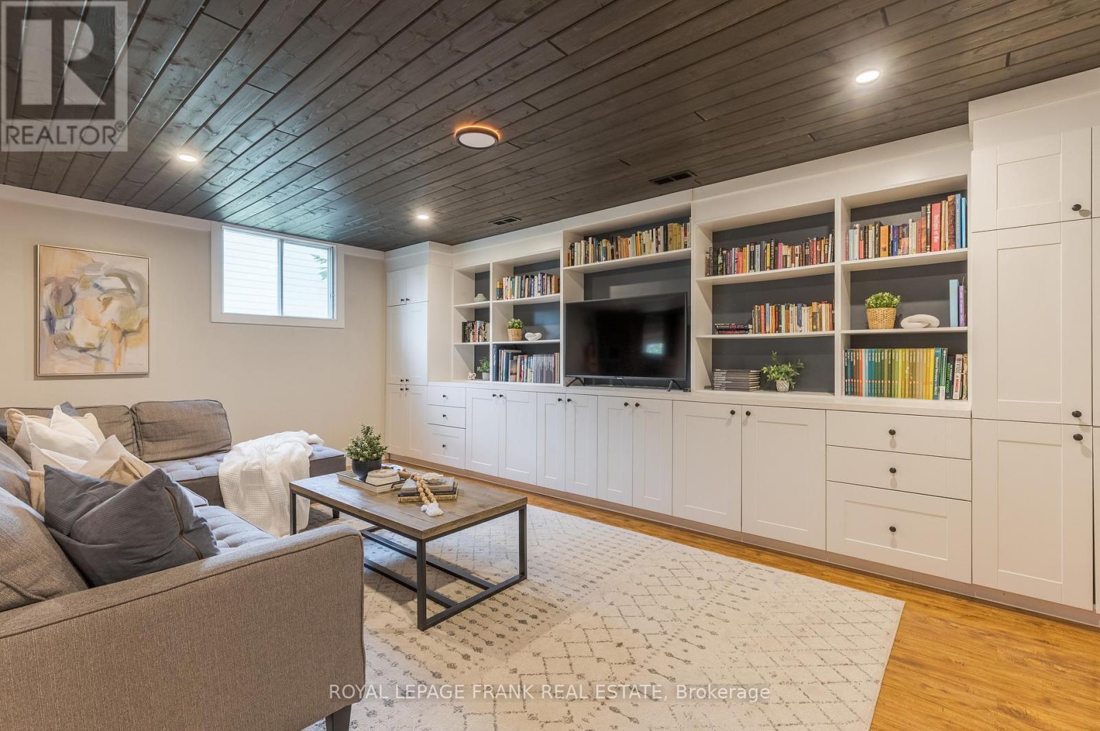 












32 CRYSTAL SPRINGS DRIVE

,
Otonabee-South Monaghan,




Ontario
K9J6Y3


