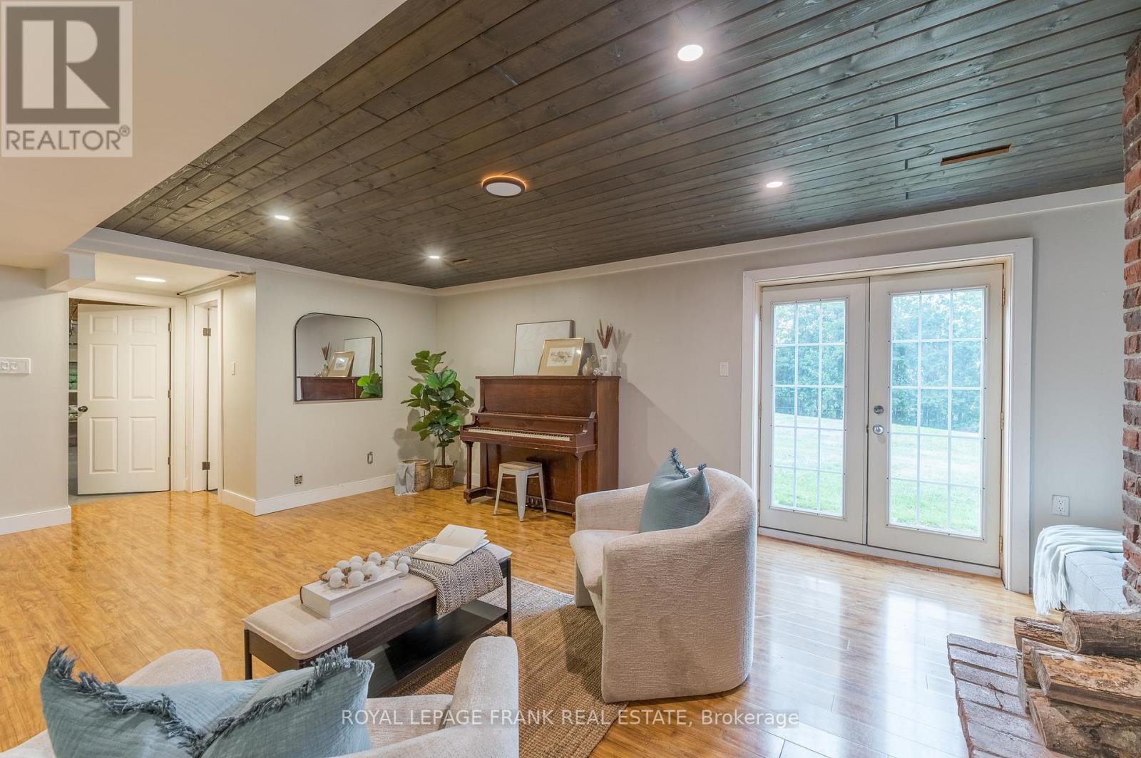 












32 CRYSTAL SPRINGS DRIVE

,
Otonabee-South Monaghan,




Ontario
K9J6Y3


