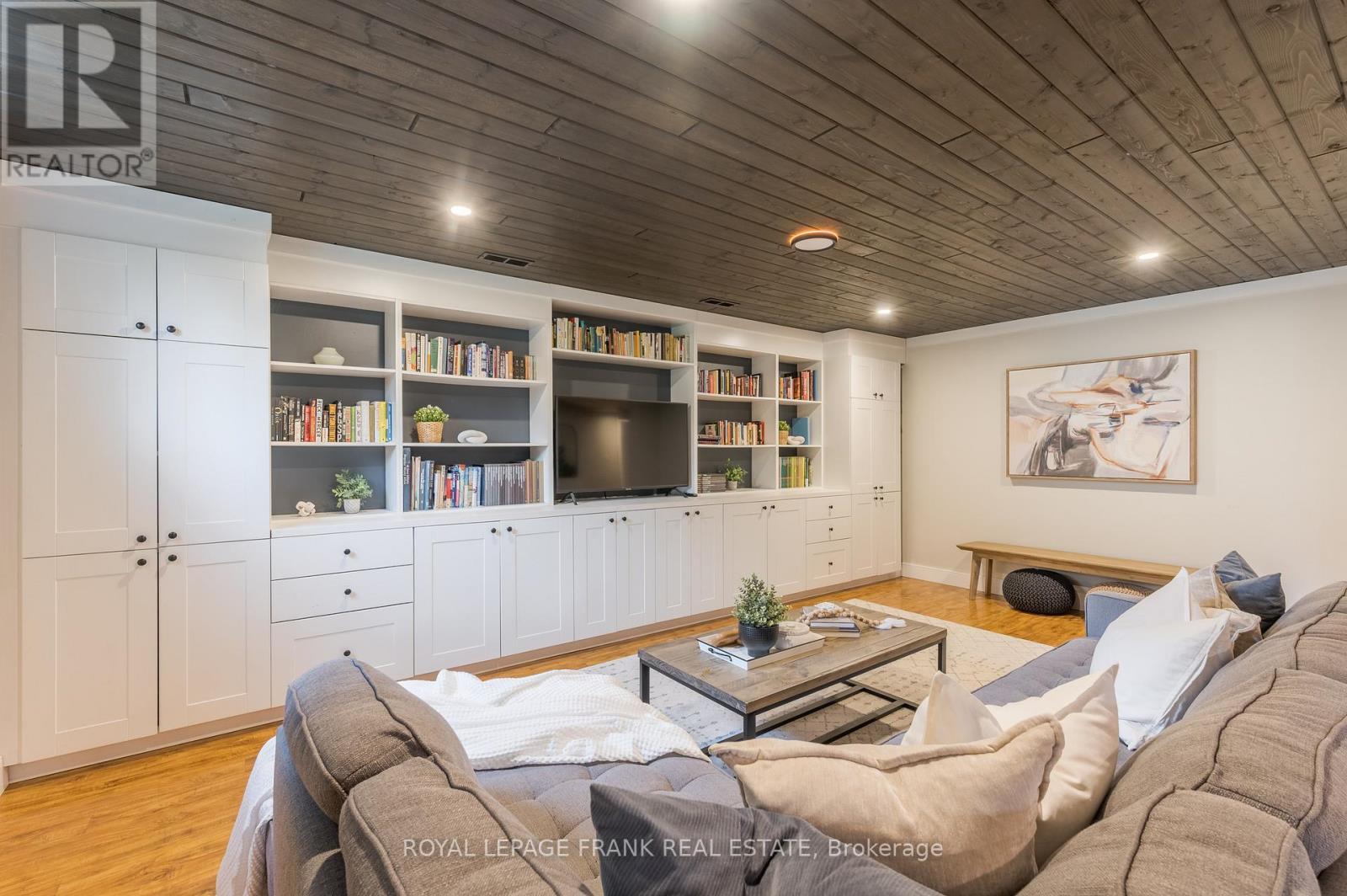 












32 CRYSTAL SPRINGS DRIVE

,
Otonabee-South Monaghan,




Ontario
K9J6Y3

