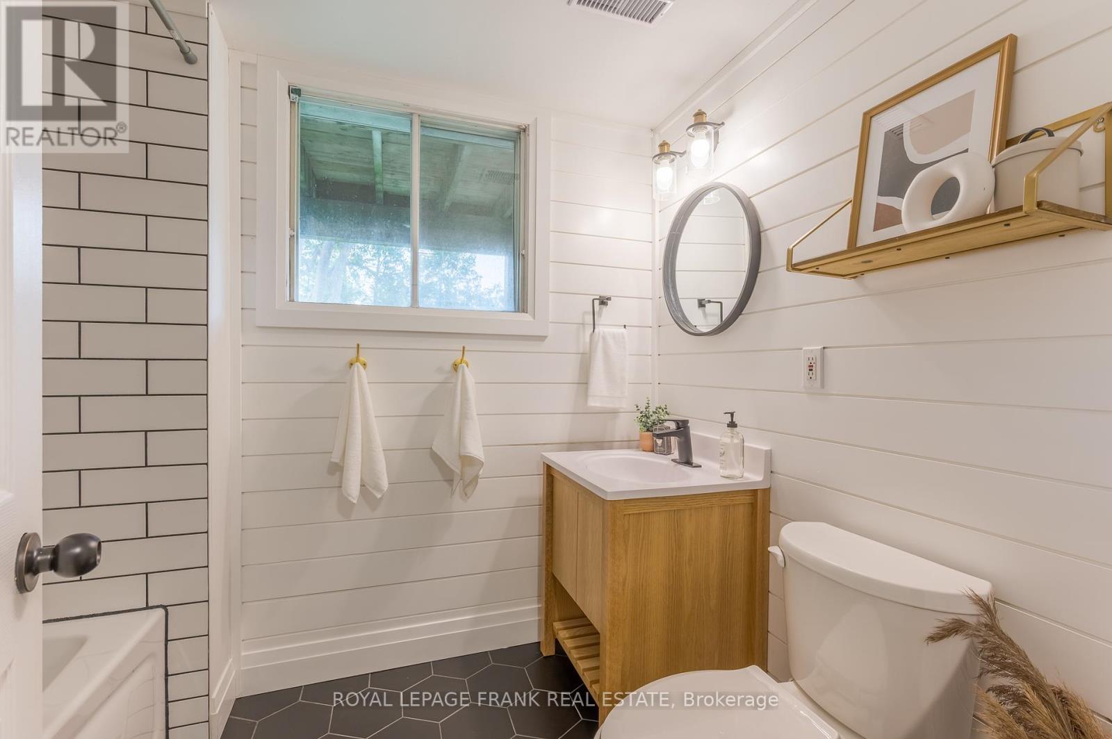 












32 CRYSTAL SPRINGS DRIVE

,
Otonabee-South Monaghan,




Ontario
K9J6Y3

