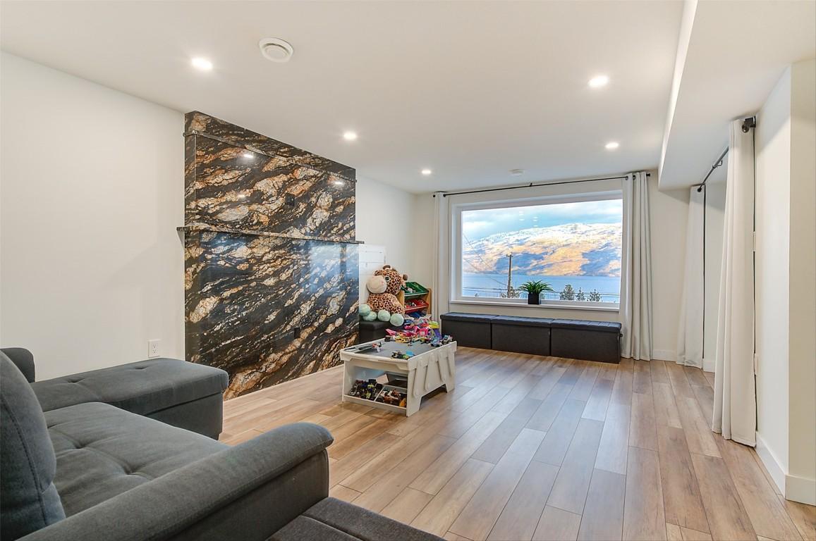 









6178


Lipsett

Avenue,
Peachland,




BC
V0H 1X7

