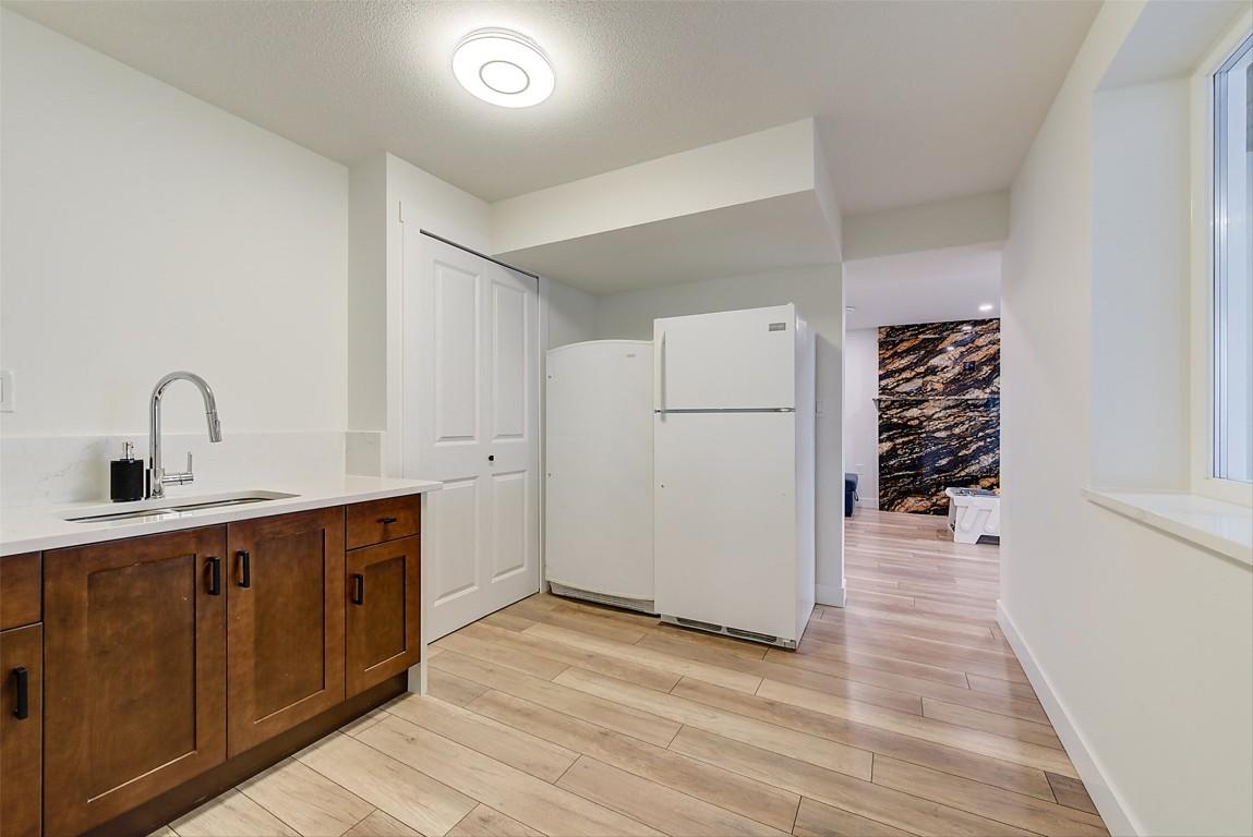 









6178


Lipsett

Avenue,
Peachland,




BC
V0H 1X7

