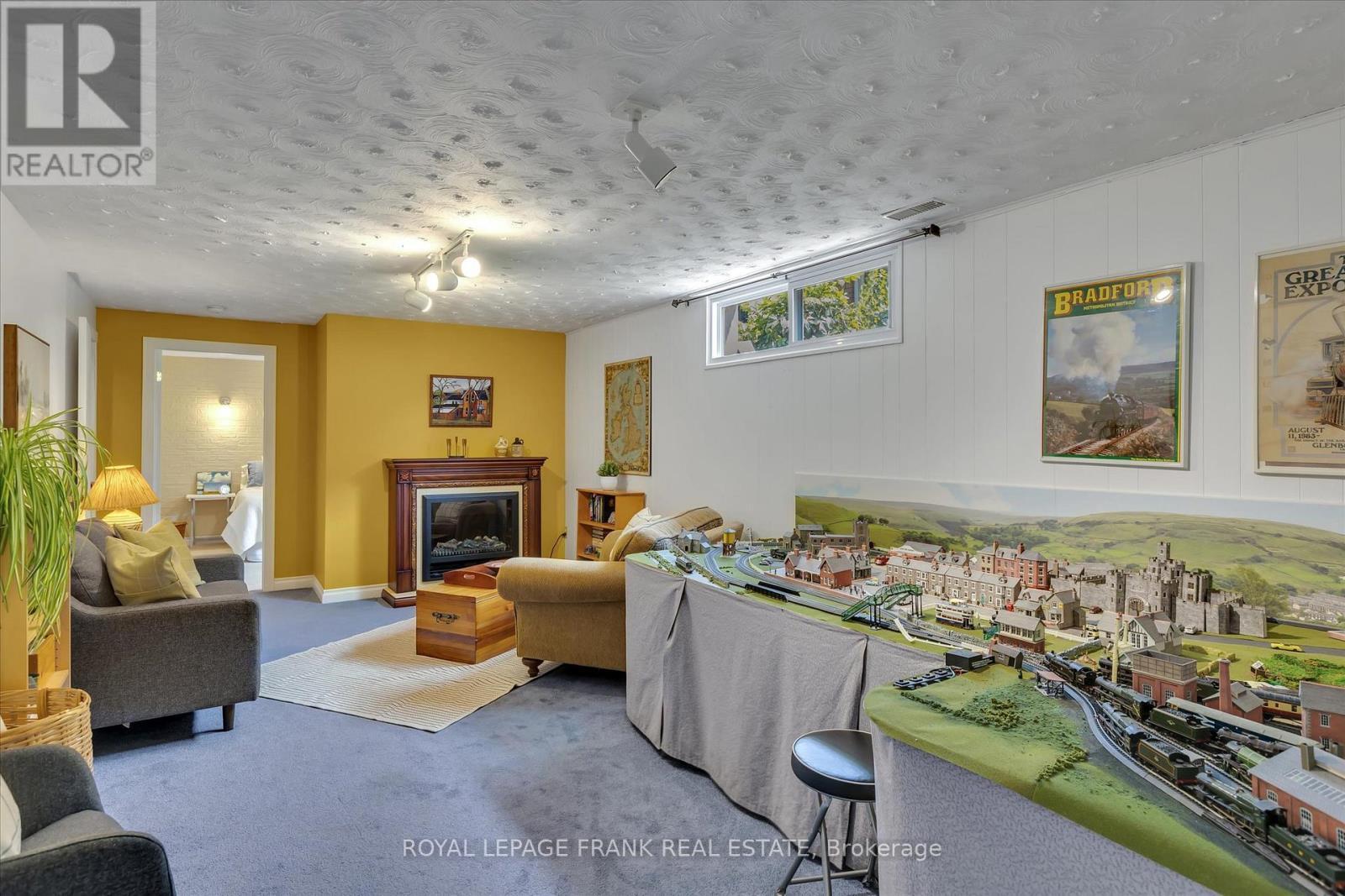 












1289 ALGONQUIN BOULEVARD

,
Peterborough North (Central),




Ontario
K9H6N1

