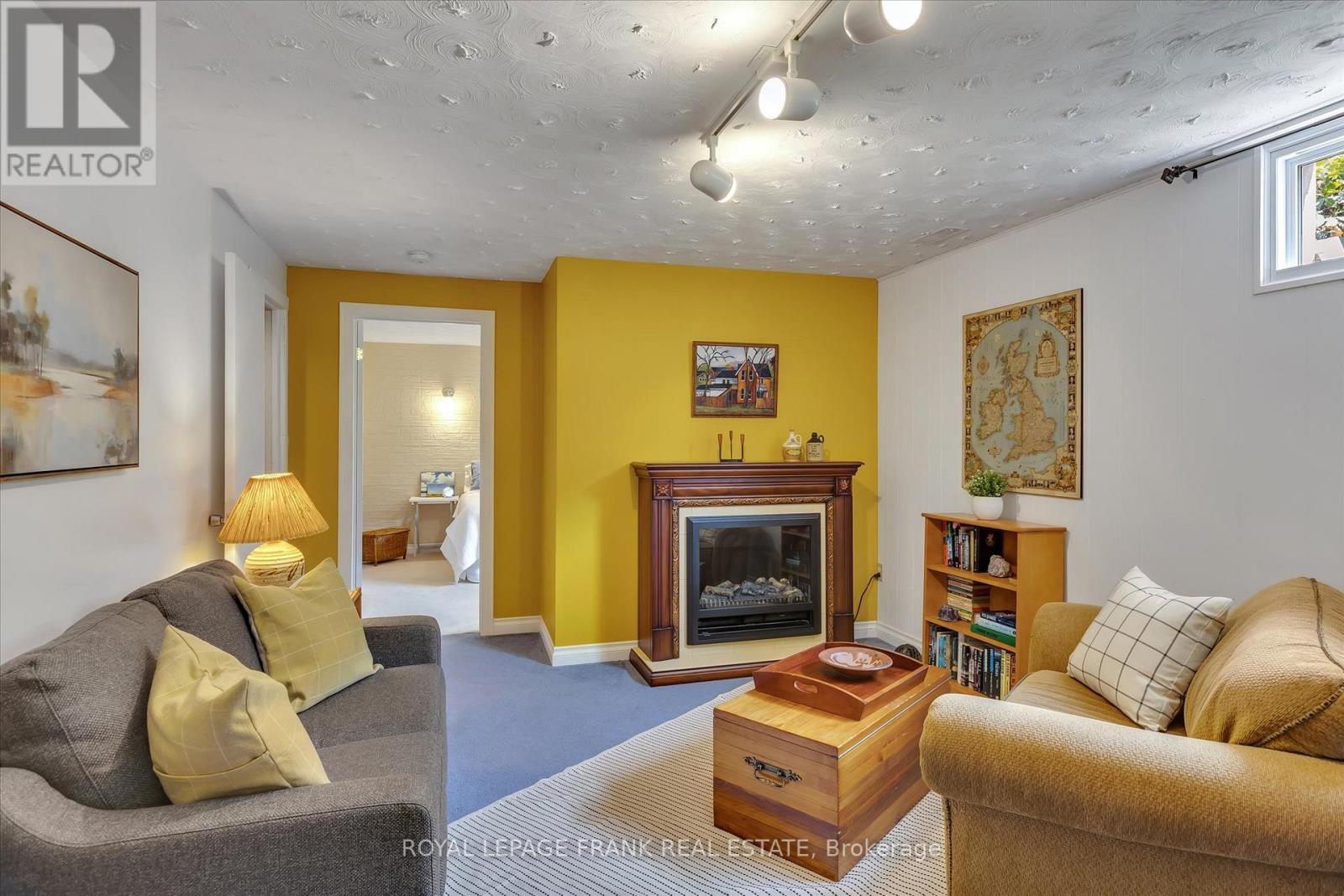 












1289 ALGONQUIN BOULEVARD

,
Peterborough North (Central),




Ontario
K9H6N1

