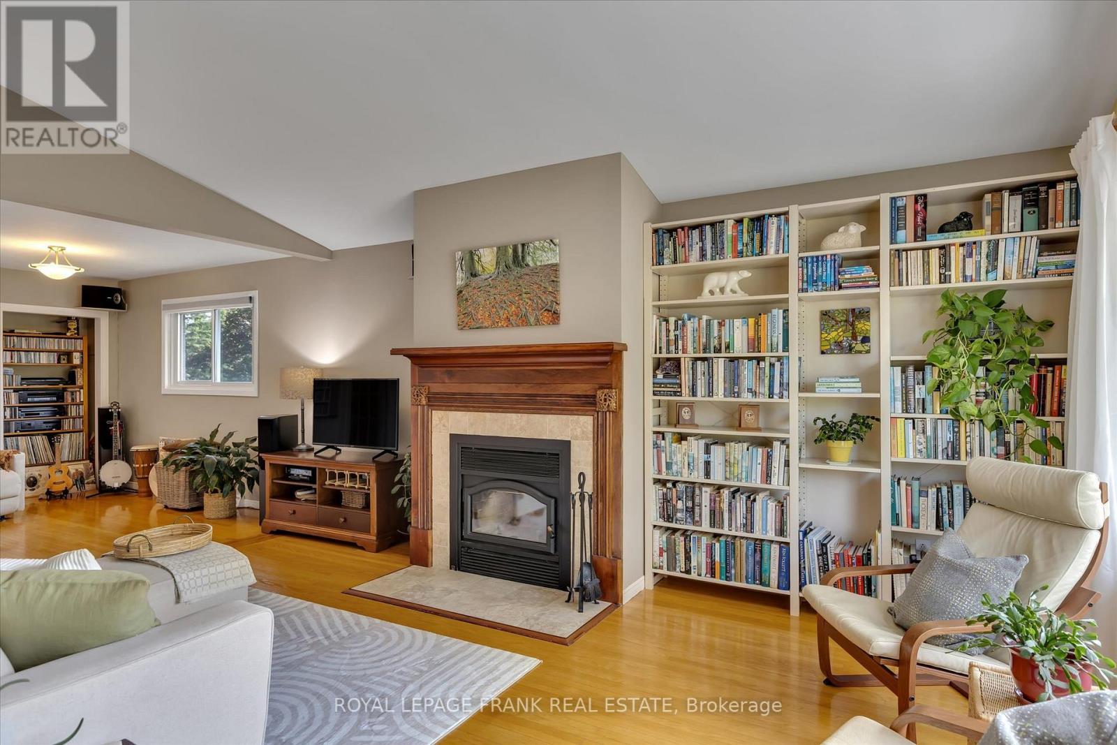 












1289 ALGONQUIN BOULEVARD

,
Peterborough North (Central),




Ontario
K9H6N1

