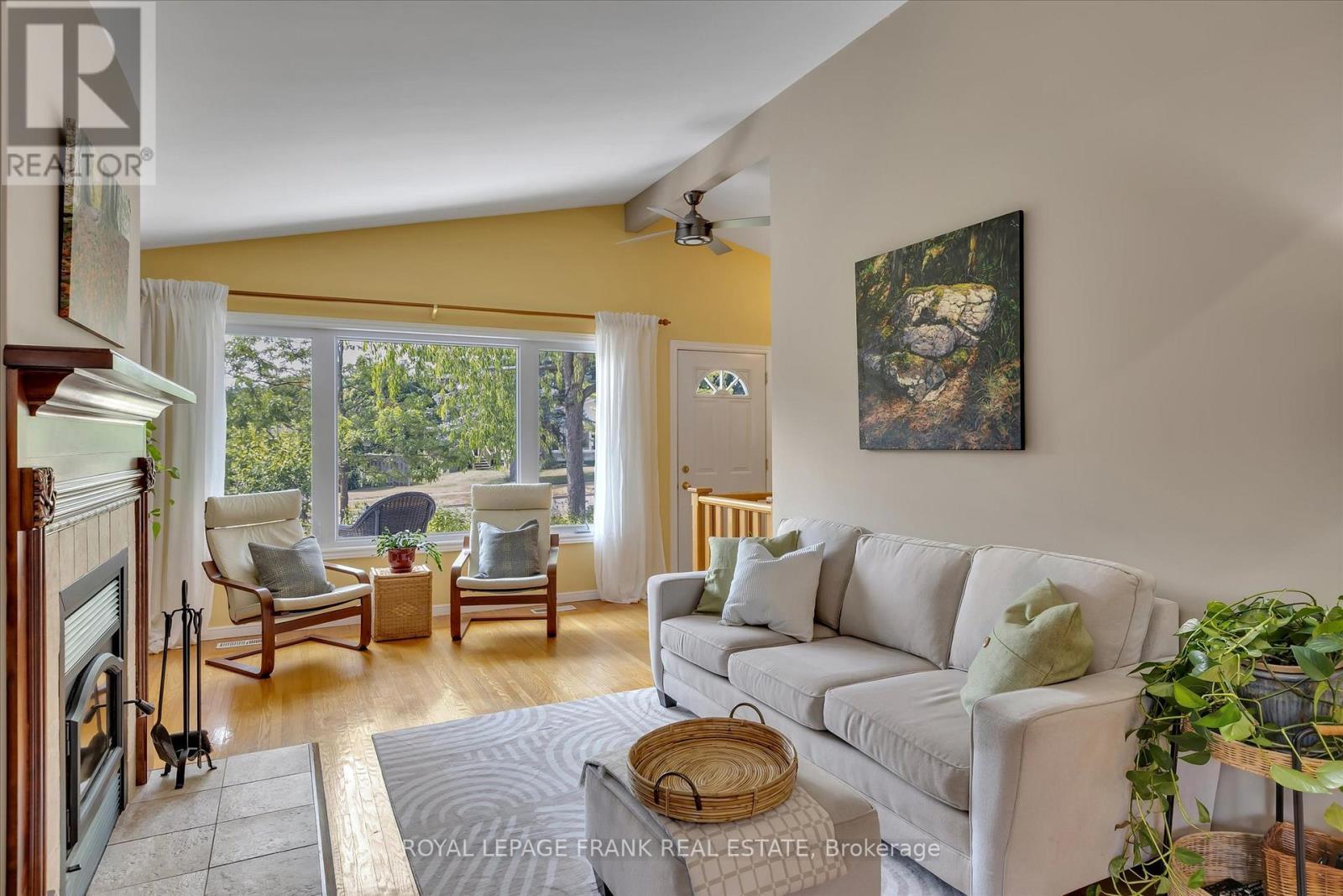 












1289 ALGONQUIN BOULEVARD

,
Peterborough North (Central),




Ontario
K9H6N1

