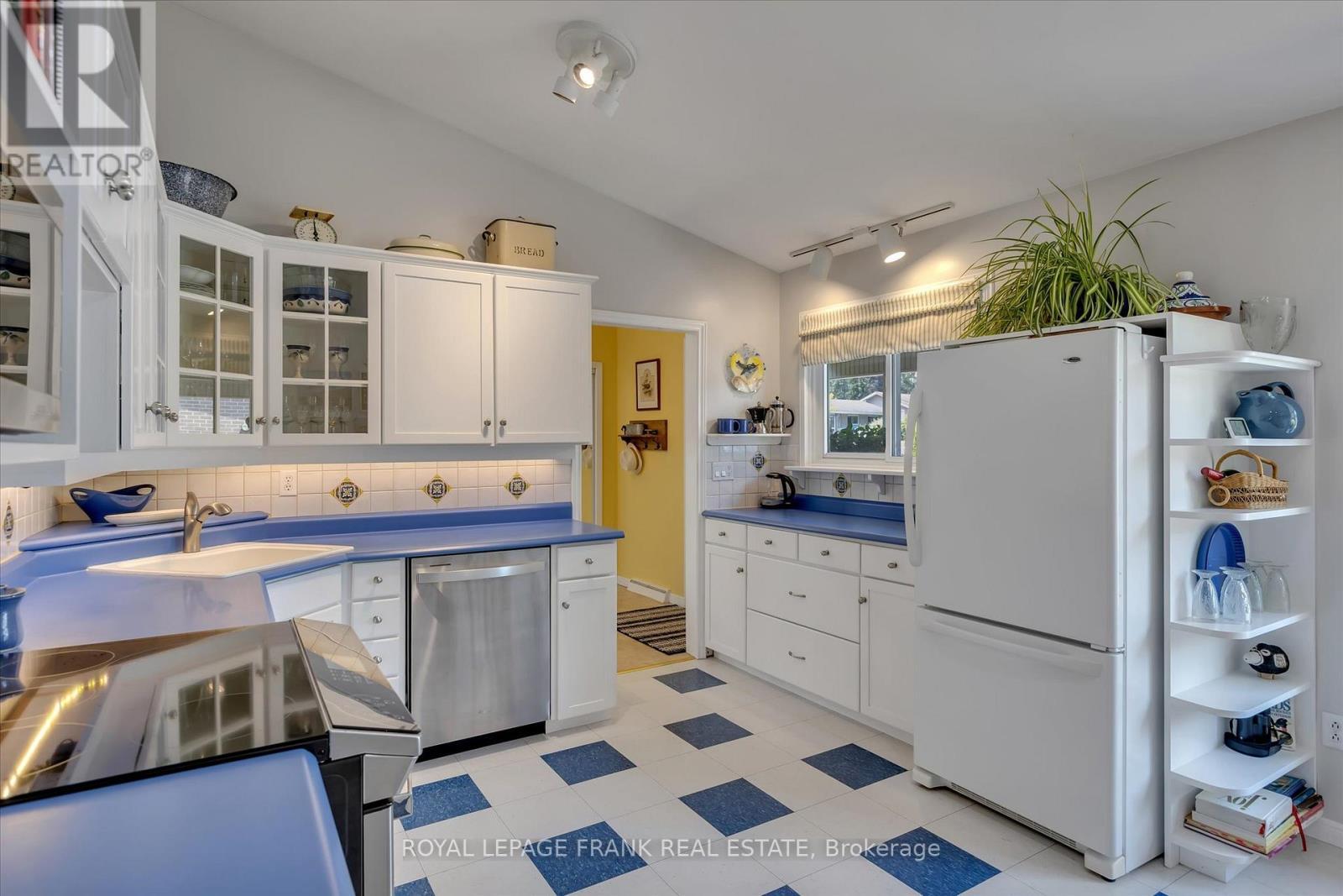 












1289 ALGONQUIN BOULEVARD

,
Peterborough North (Central),




Ontario
K9H6N1

