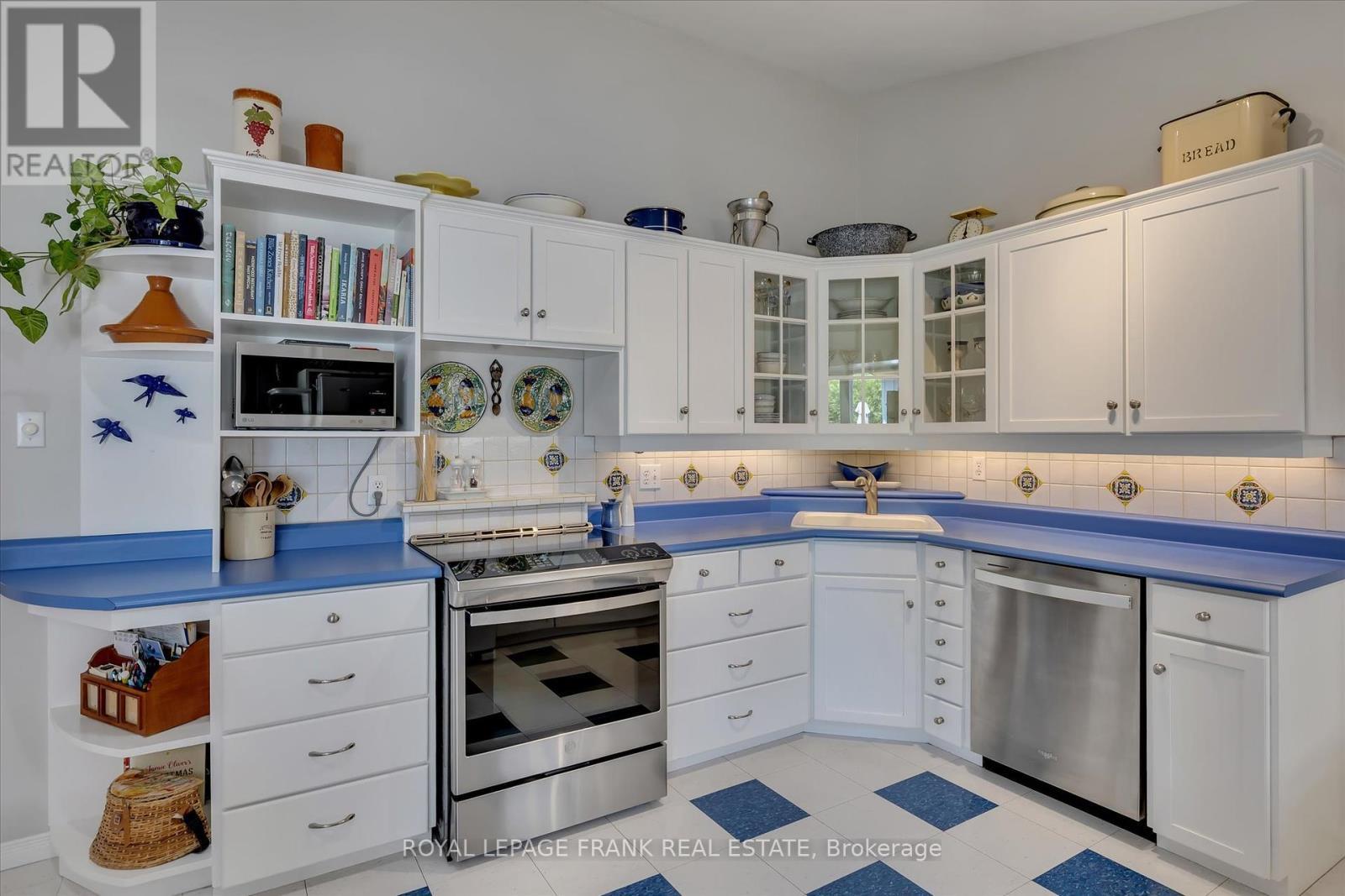 












1289 ALGONQUIN BOULEVARD

,
Peterborough North (Central),




Ontario
K9H6N1

