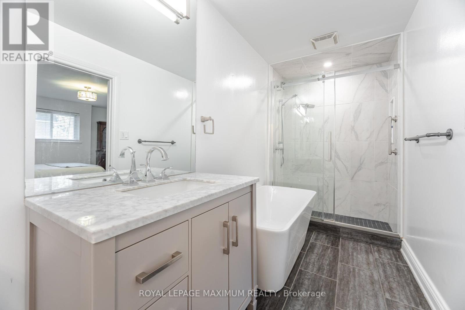 












17 - 90 GEORGE HENRY BOULEVARD

,
Toronto,




Ontario
M2J1E7

