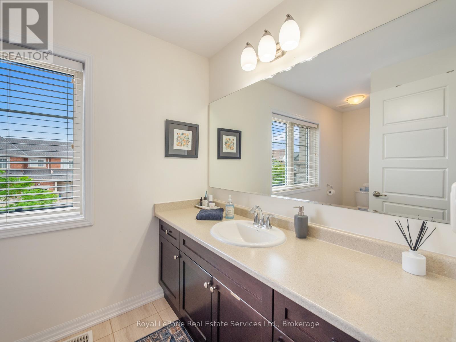 












72 ORCHARDCROFT ROAD

,
Oakville (GO Glenorchy),




Ontario
L6H7C3

