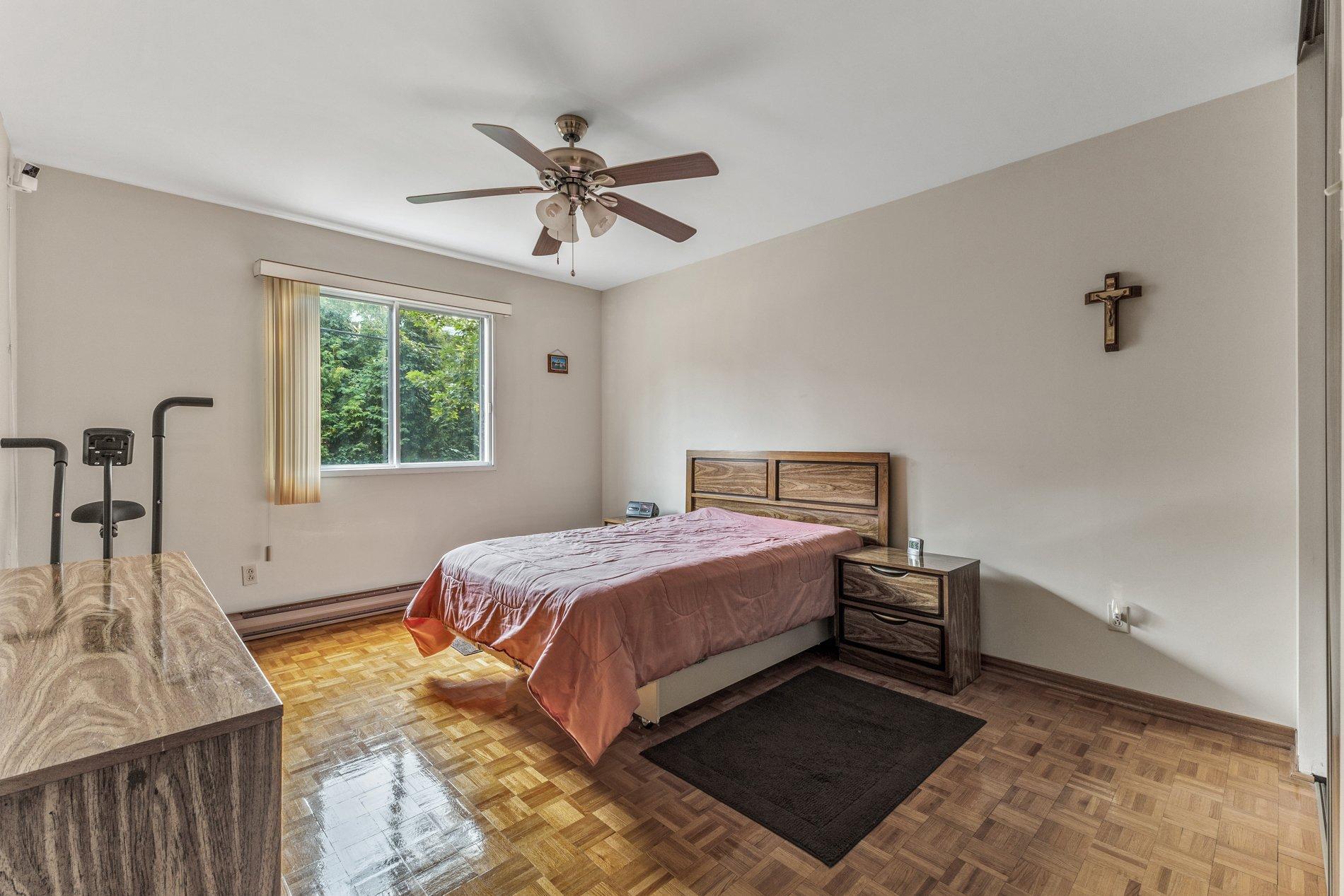 









10350


Av. Charton

,
Montréal (Ahuntsic-Cartierville),




QC
H2B2E1

