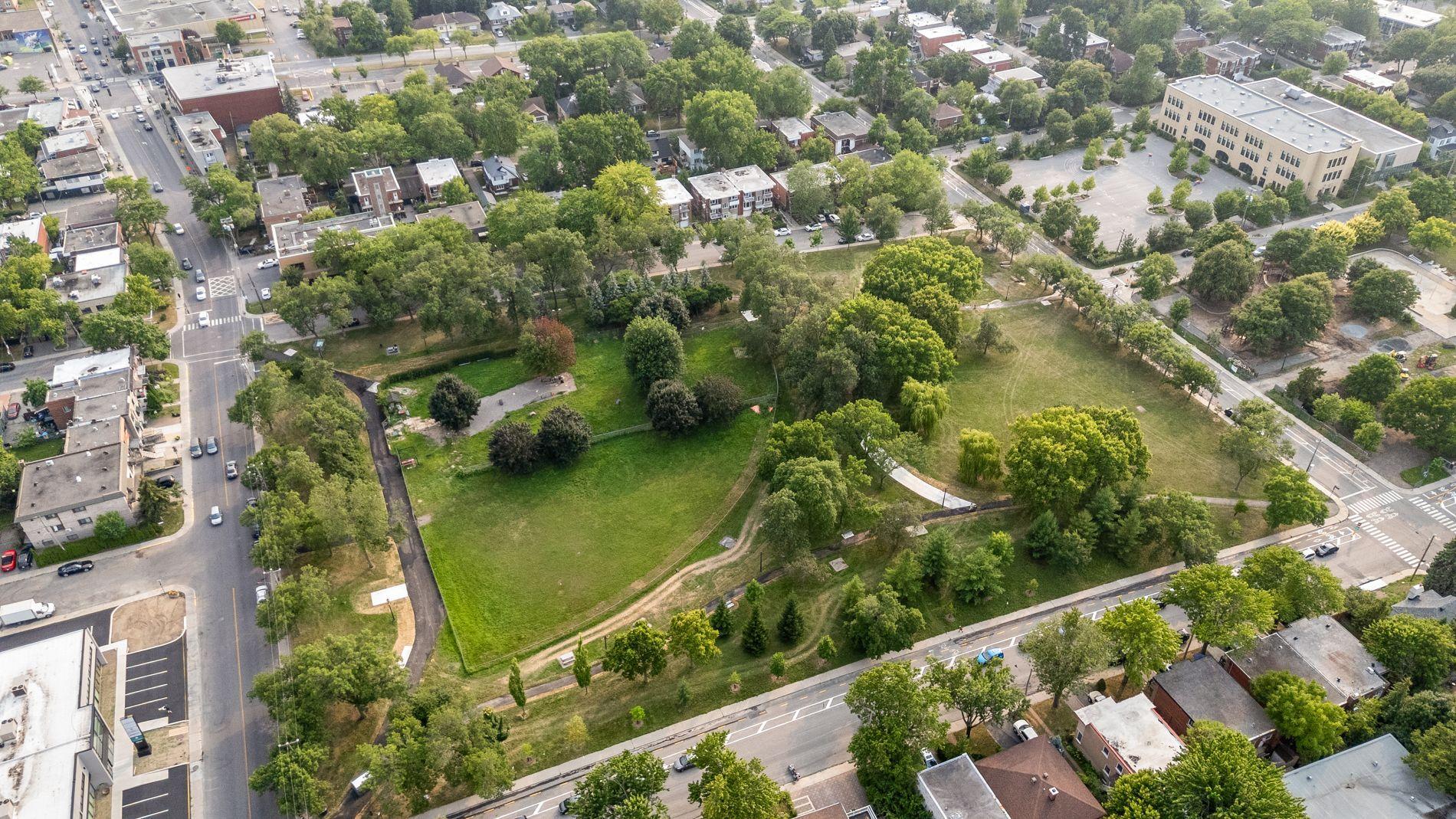 









10350


Av. Charton

,
Montréal (Ahuntsic-Cartierville),




QC
H2B2E1

