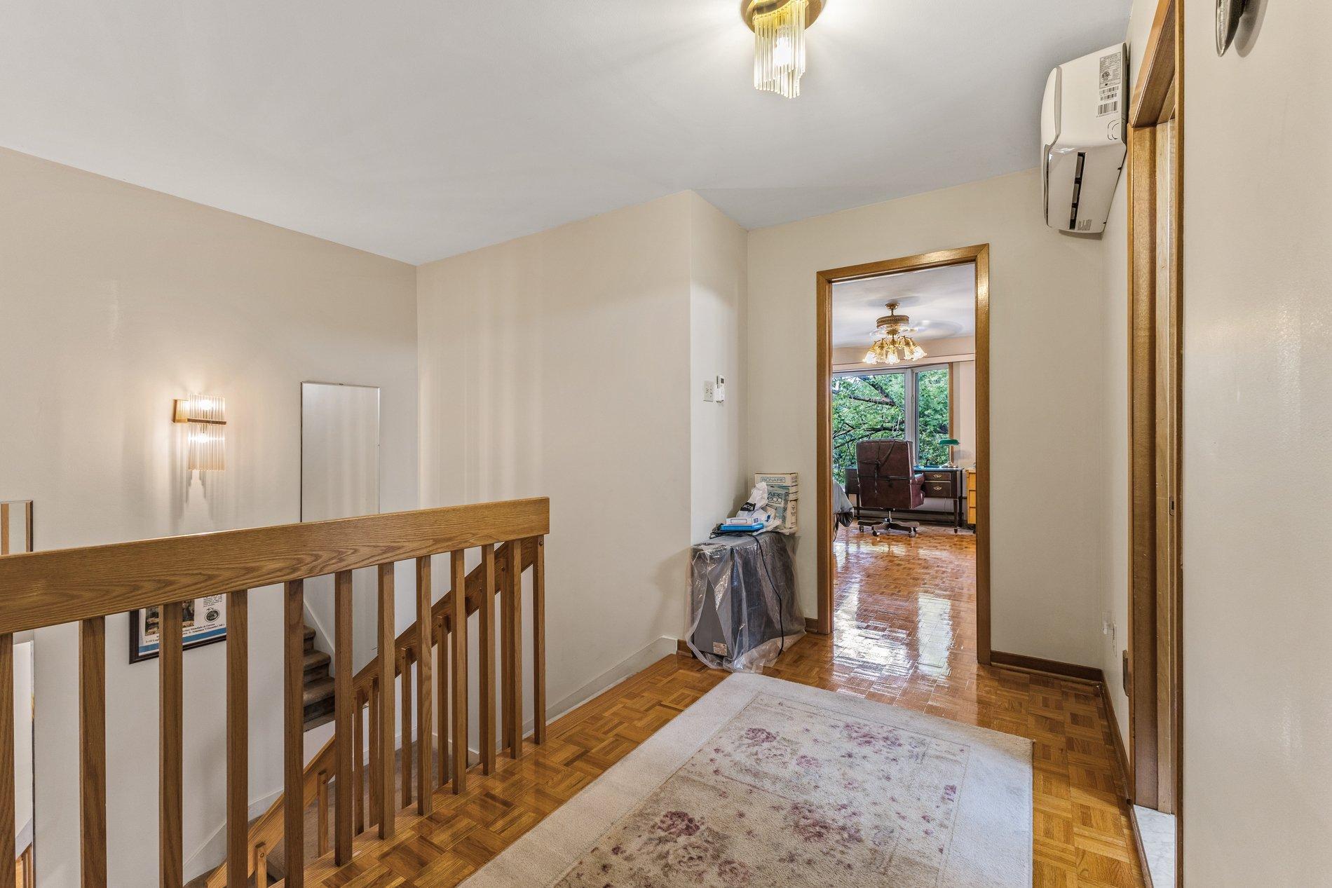 









10350


Av. Charton

,
Montréal (Ahuntsic-Cartierville),




QC
H2B2E1

