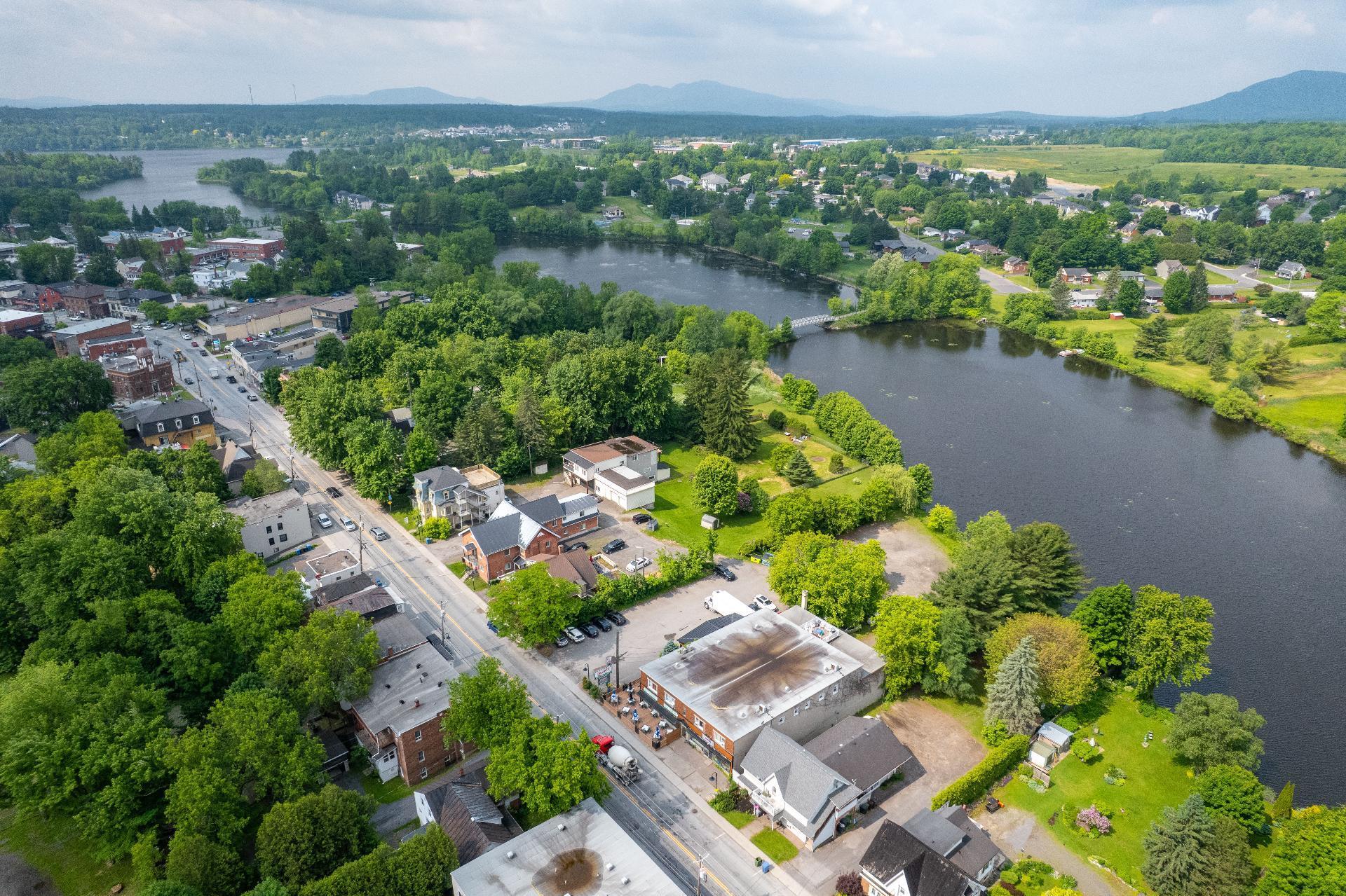 









5722

 - 5730


Rue Foster

,
Waterloo,




QC
J0E2N0

