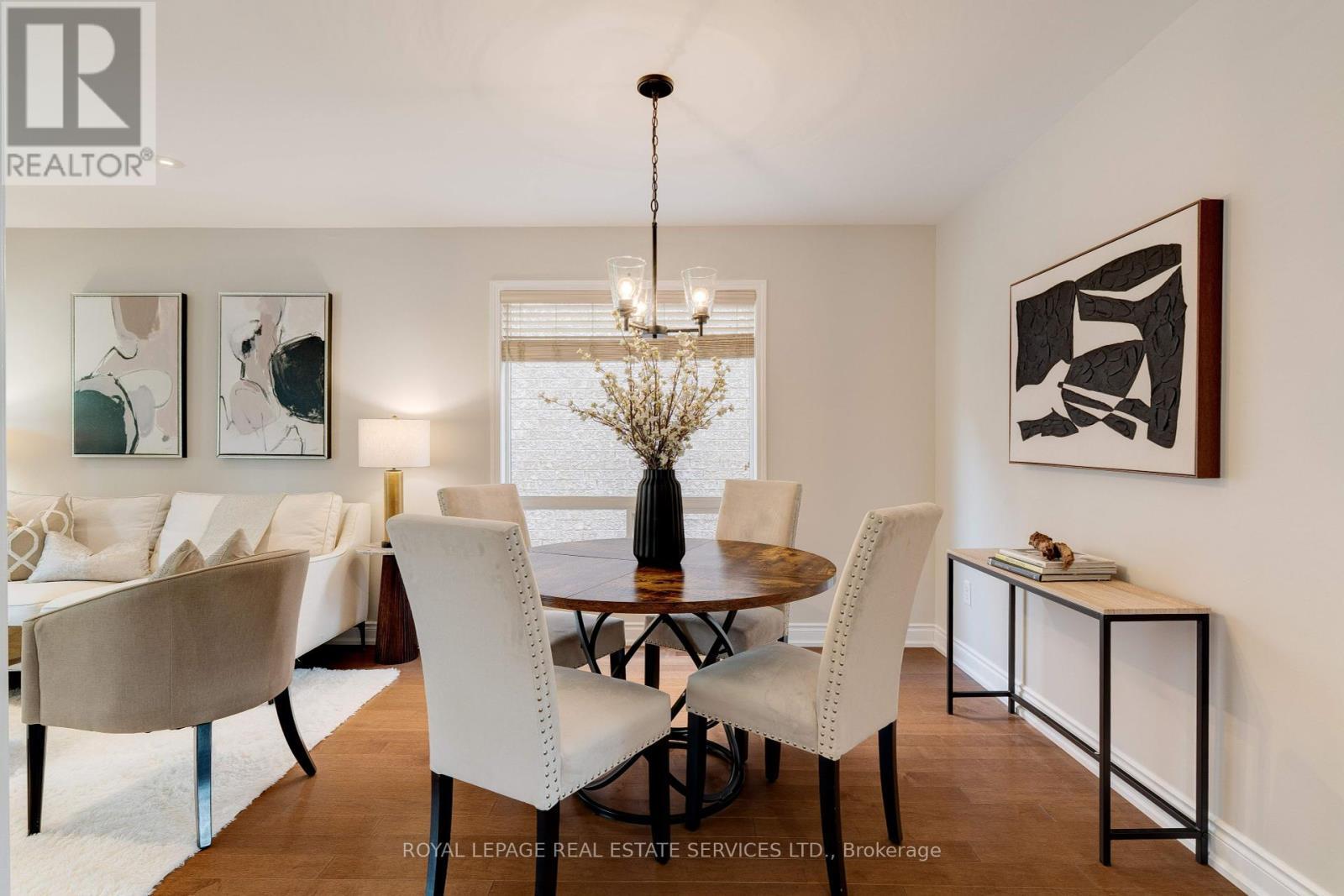 












2558 FALKLAND CRESCENT

,
Oakville,




Ontario
L6M4Y1

