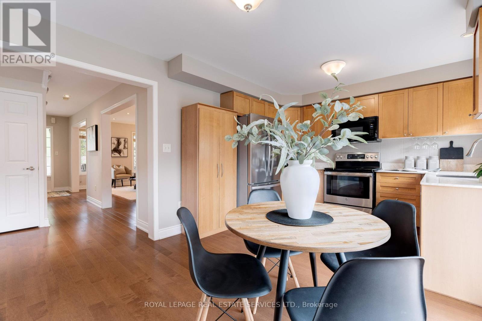 












2558 FALKLAND CRESCENT

,
Oakville,




Ontario
L6M4Y1

