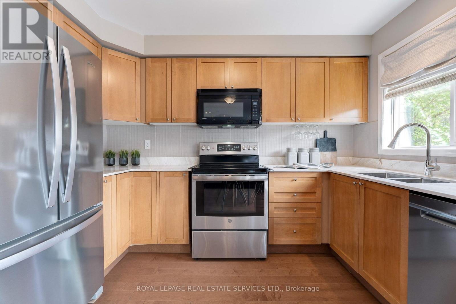 












2558 FALKLAND CRESCENT

,
Oakville,




Ontario
L6M4Y1

