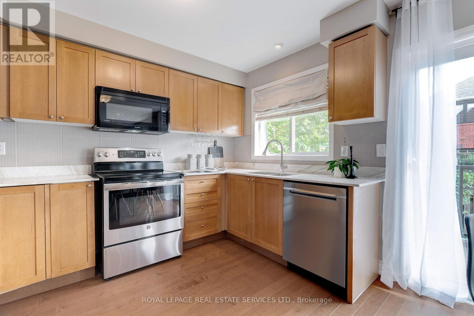 












2558 FALKLAND CRESCENT

,
Oakville,




Ontario
L6M4Y1

