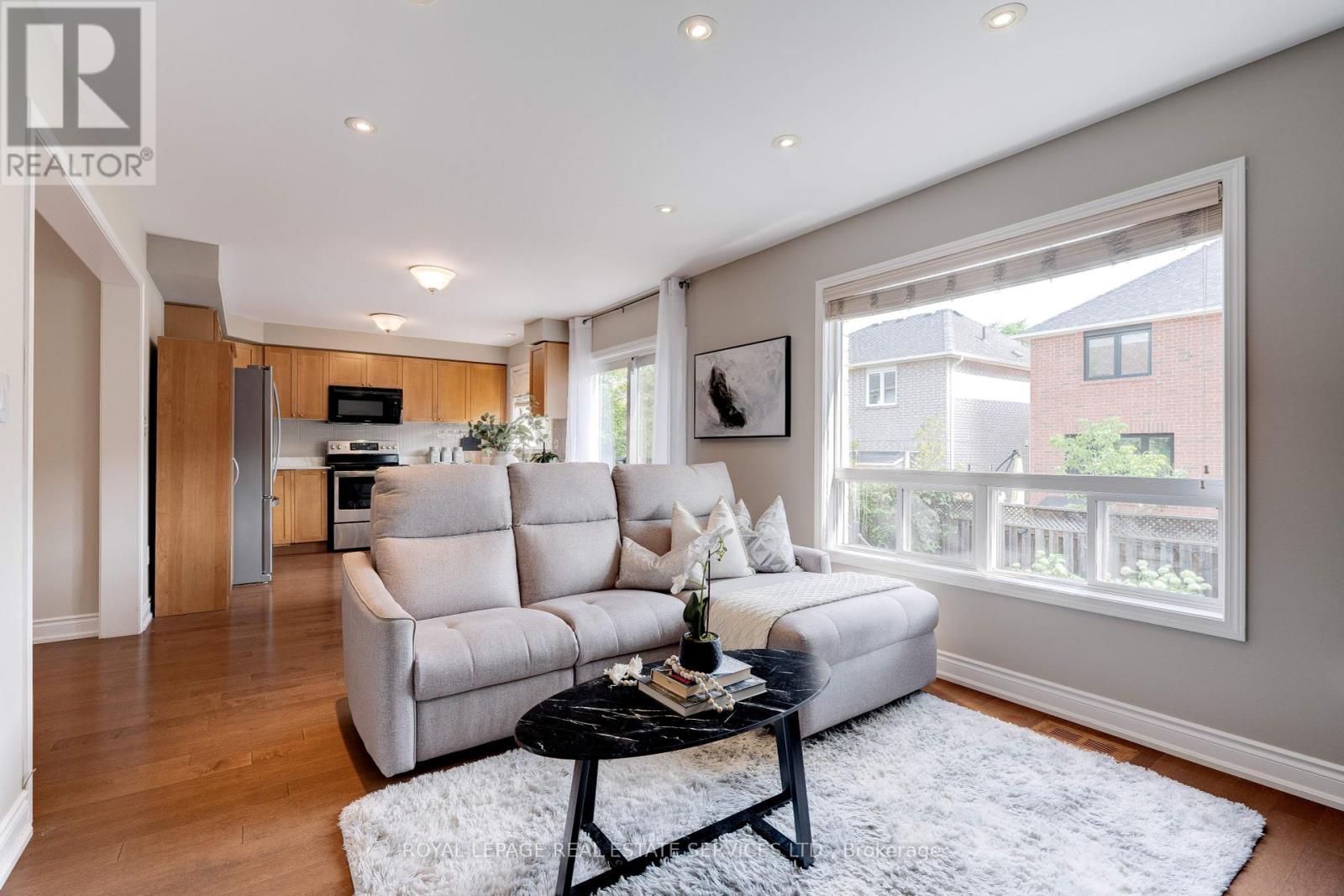 












2558 FALKLAND CRESCENT

,
Oakville,




Ontario
L6M4Y1

