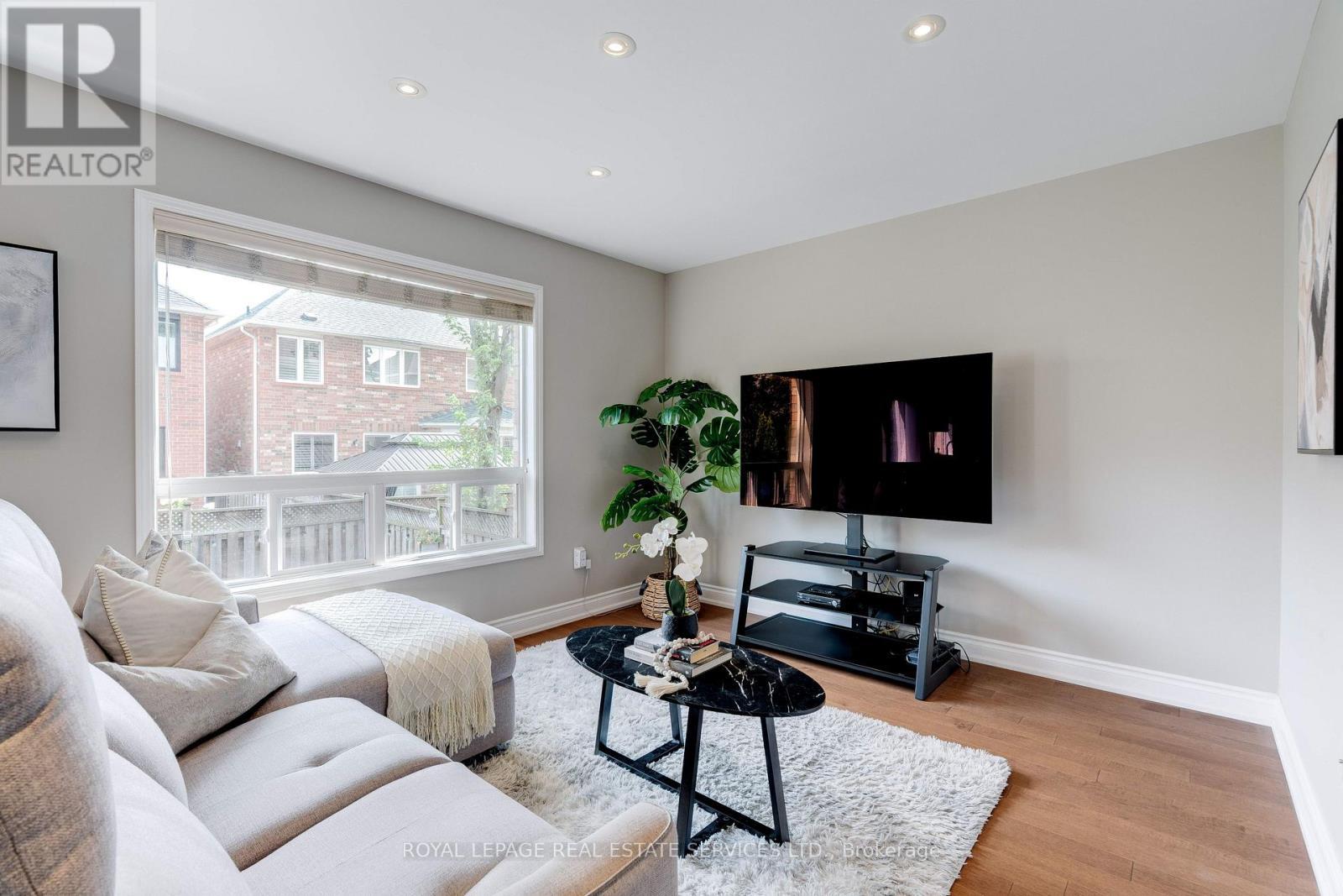 












2558 FALKLAND CRESCENT

,
Oakville,




Ontario
L6M4Y1

