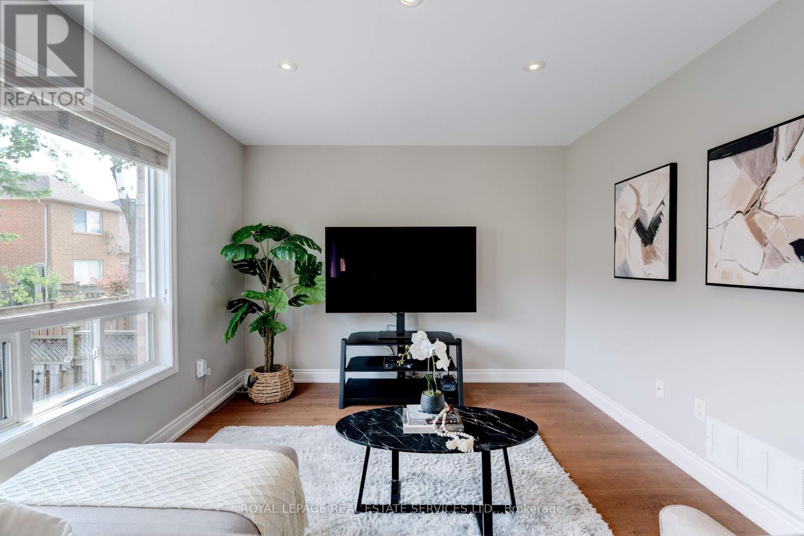 












2558 FALKLAND CRESCENT

,
Oakville,




Ontario
L6M4Y1

