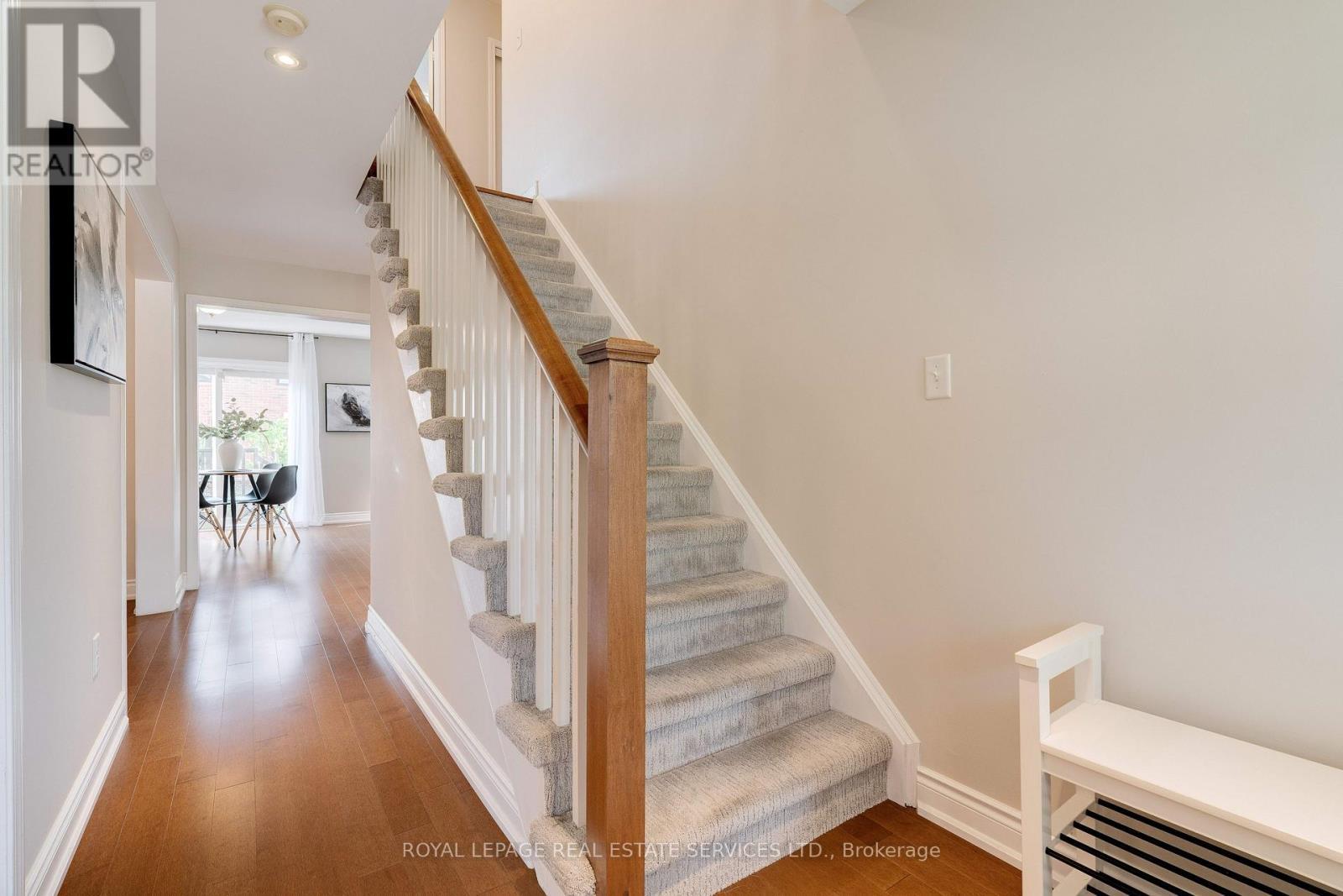












2558 FALKLAND CRESCENT

,
Oakville,




Ontario
L6M4Y1

