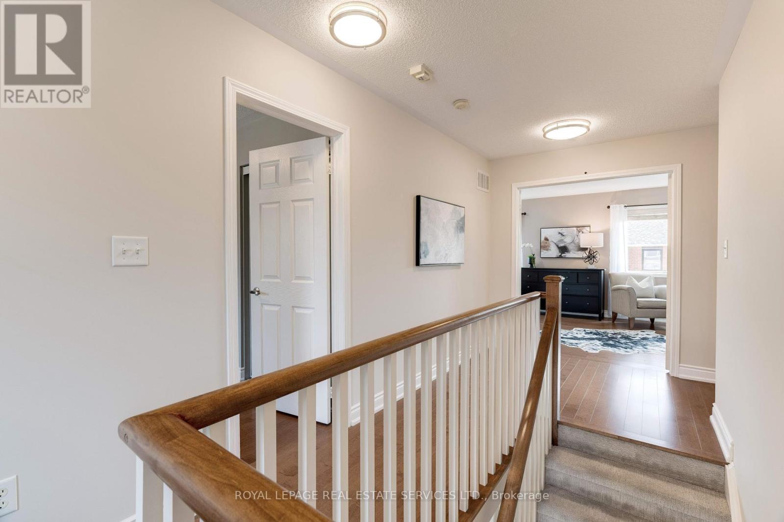 












2558 FALKLAND CRESCENT

,
Oakville,




Ontario
L6M4Y1

