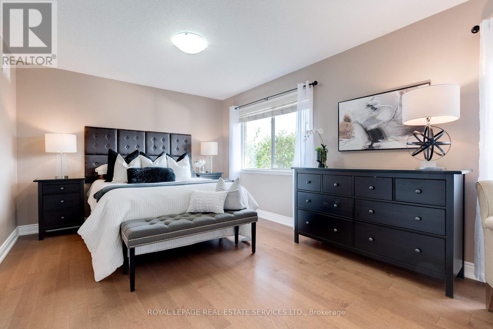 












2558 FALKLAND CRESCENT

,
Oakville,




Ontario
L6M4Y1

