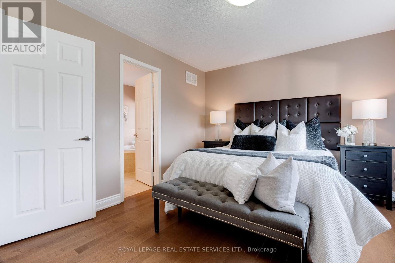 












2558 FALKLAND CRESCENT

,
Oakville,




Ontario
L6M4Y1


