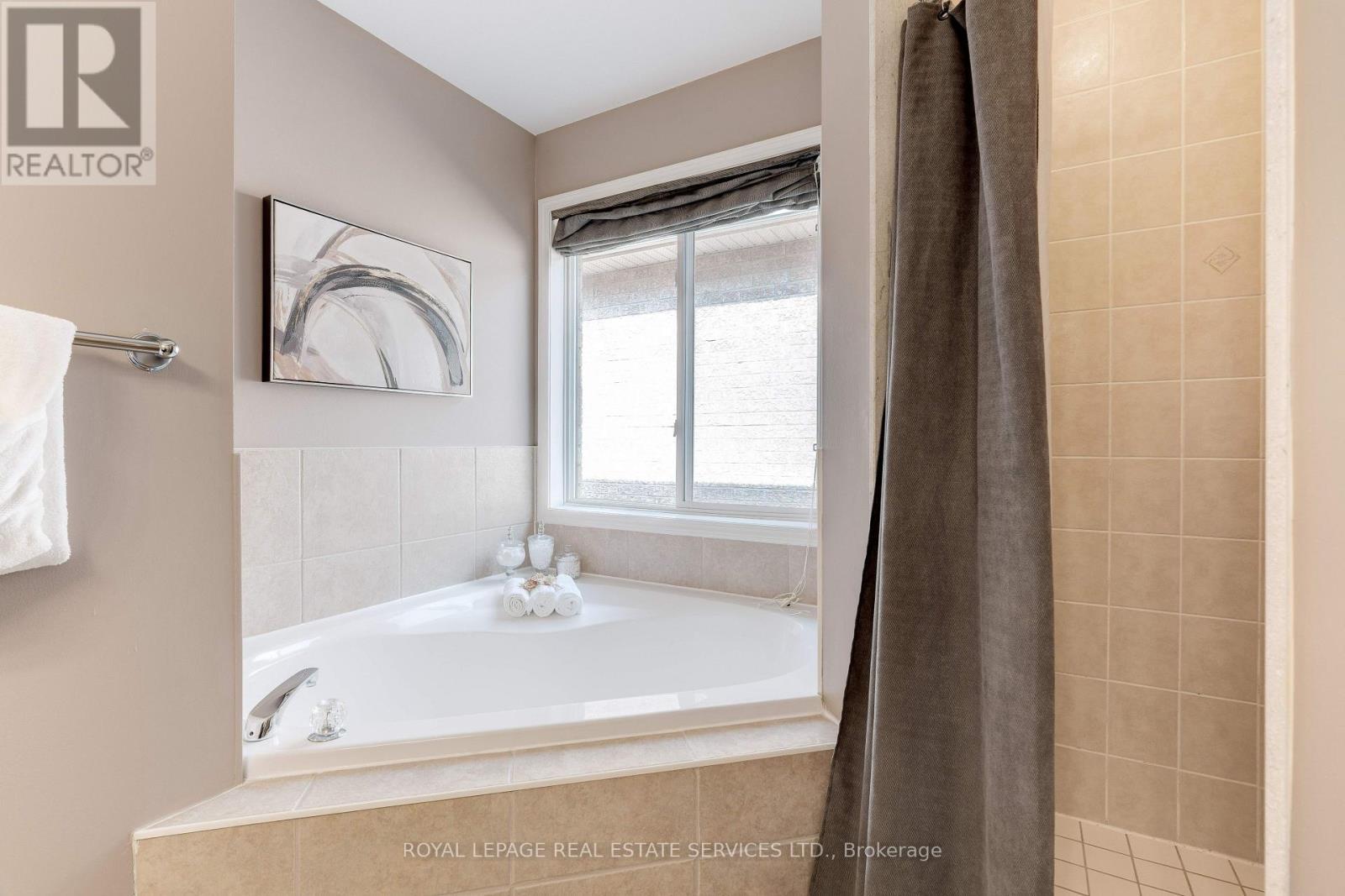 












2558 FALKLAND CRESCENT

,
Oakville,




Ontario
L6M4Y1

