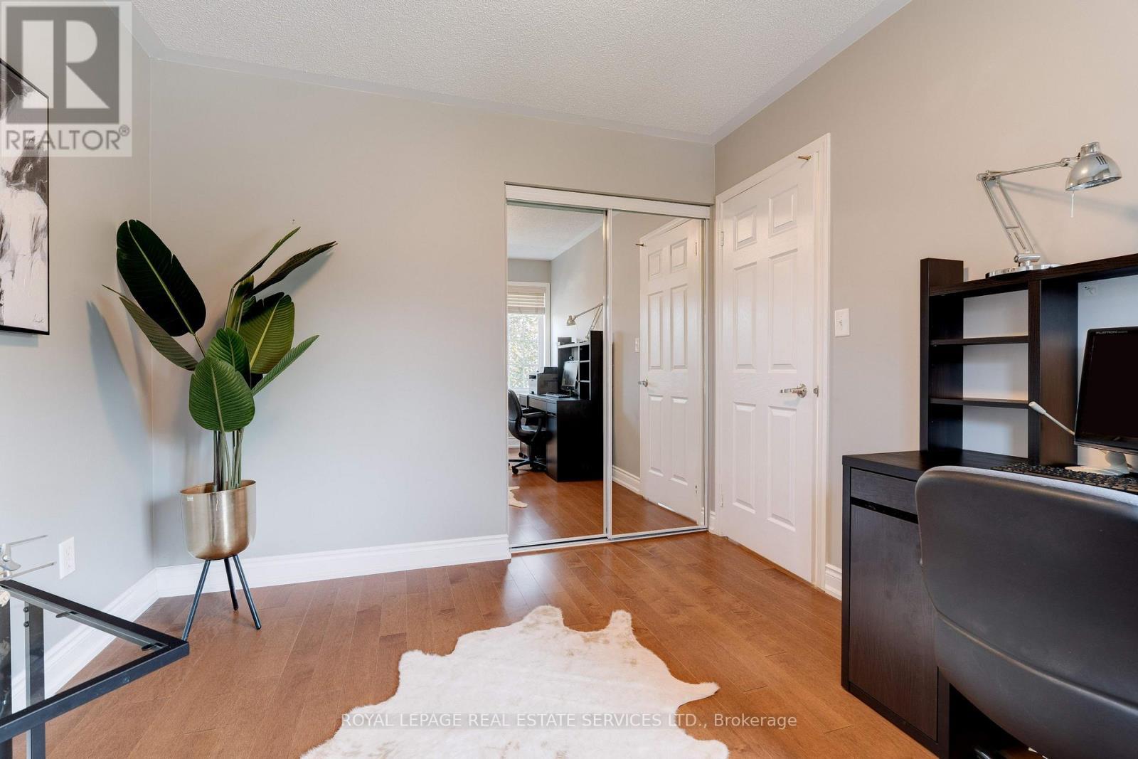 












2558 FALKLAND CRESCENT

,
Oakville,




Ontario
L6M4Y1

