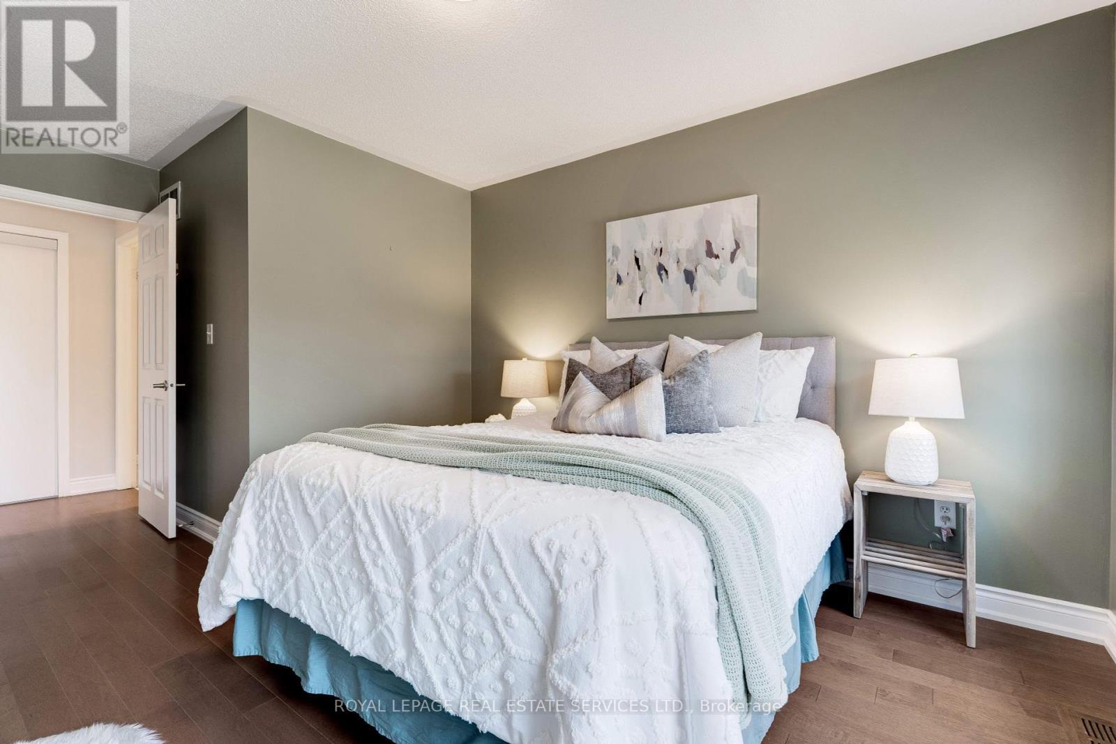 












2558 FALKLAND CRESCENT

,
Oakville,




Ontario
L6M4Y1

