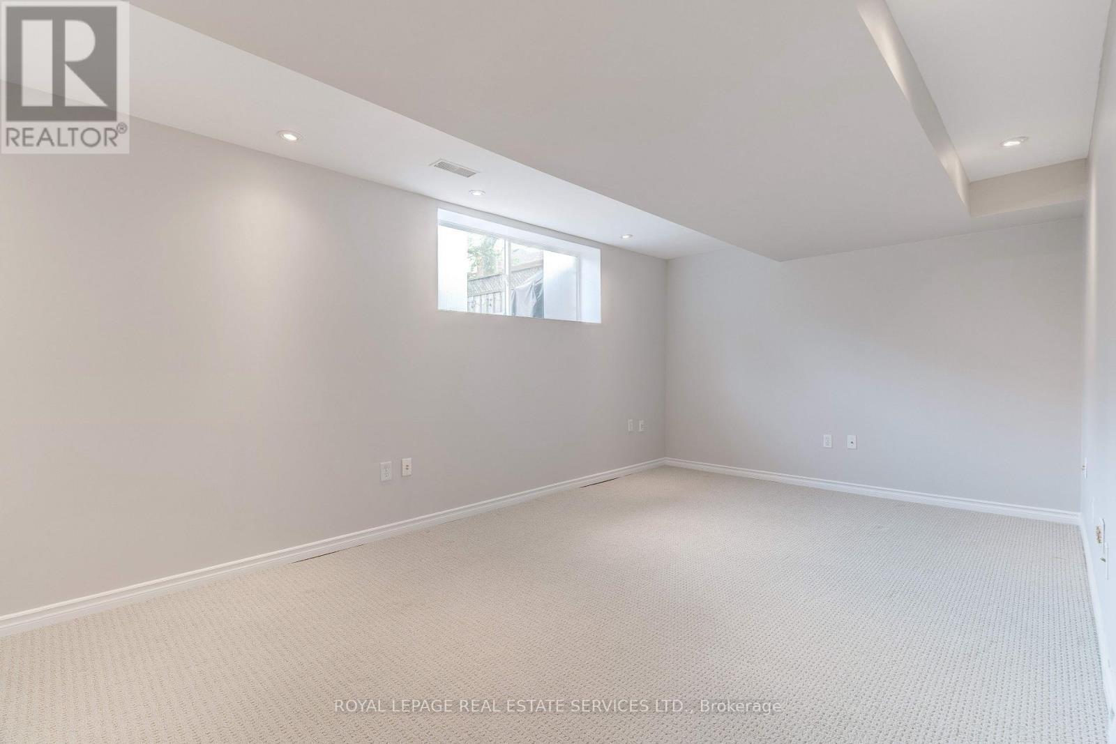 












2558 FALKLAND CRESCENT

,
Oakville,




Ontario
L6M4Y1

