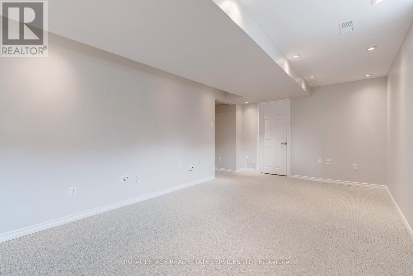 












2558 FALKLAND CRESCENT

,
Oakville,




Ontario
L6M4Y1

