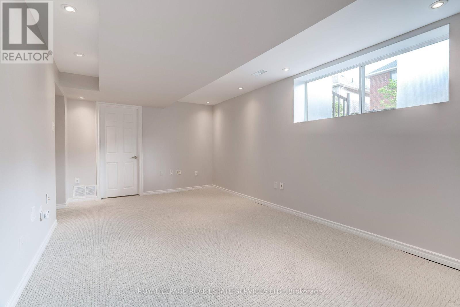 












2558 FALKLAND CRESCENT

,
Oakville,




Ontario
L6M4Y1

