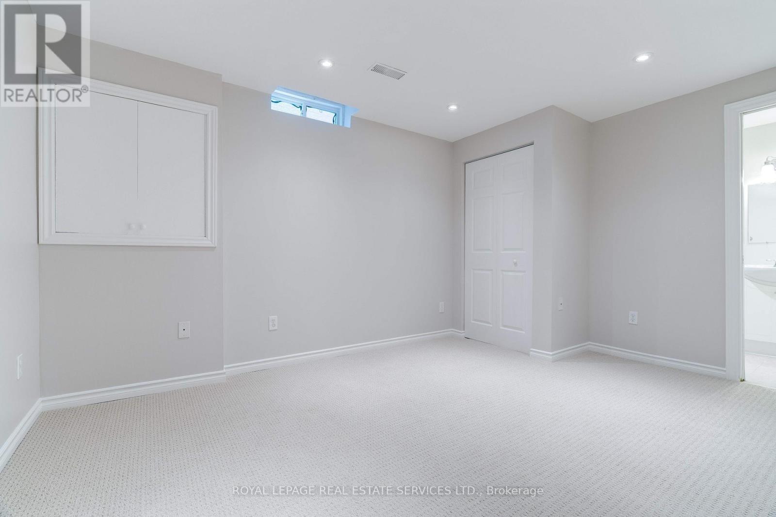 












2558 FALKLAND CRESCENT

,
Oakville,




Ontario
L6M4Y1

