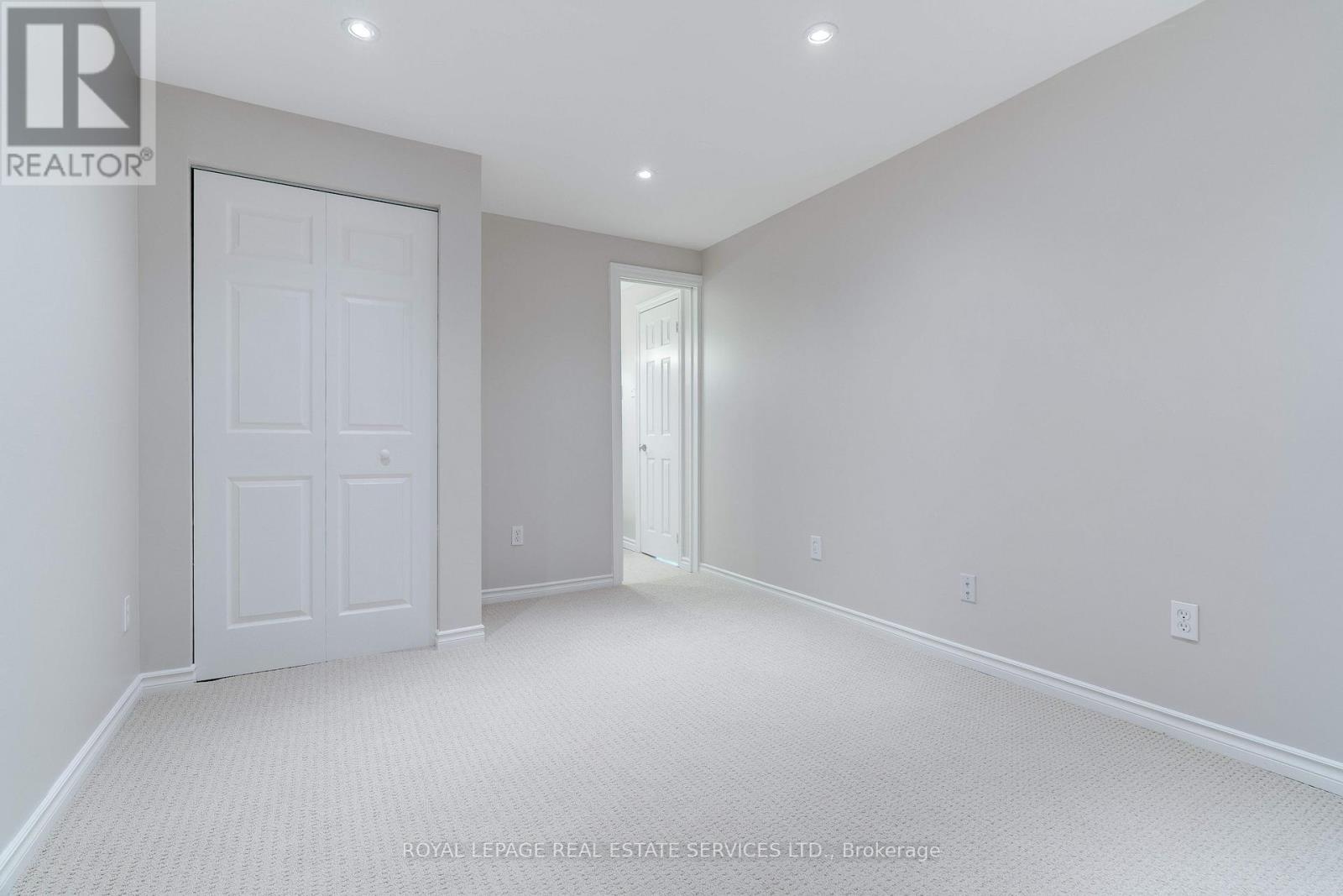 












2558 FALKLAND CRESCENT

,
Oakville,




Ontario
L6M4Y1

