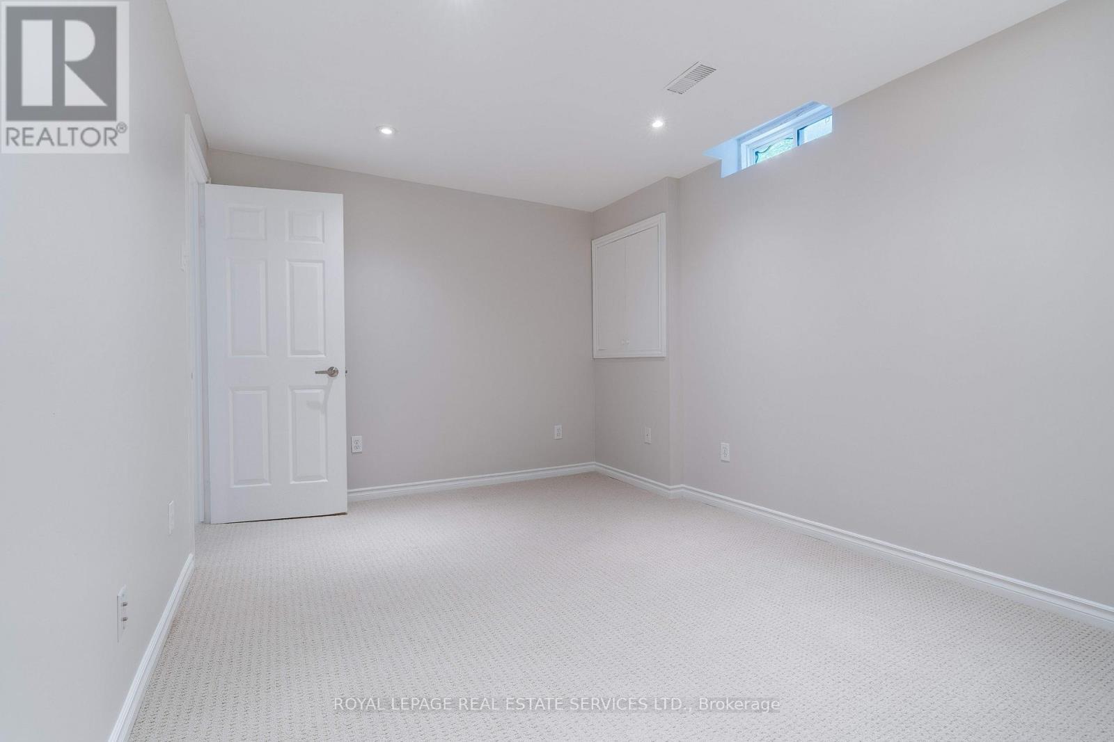 












2558 FALKLAND CRESCENT

,
Oakville,




Ontario
L6M4Y1

