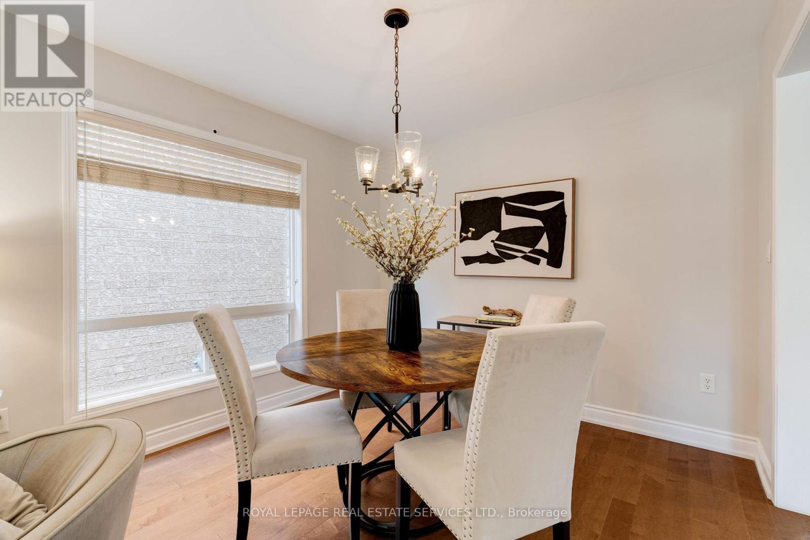 












2558 FALKLAND CRESCENT

,
Oakville,




Ontario
L6M4Y1

