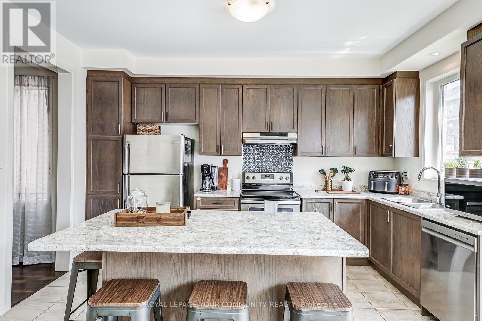 












136 CASSERLEY CRESCENT

,
New Tecumseth,




Ontario
L0G1W0

