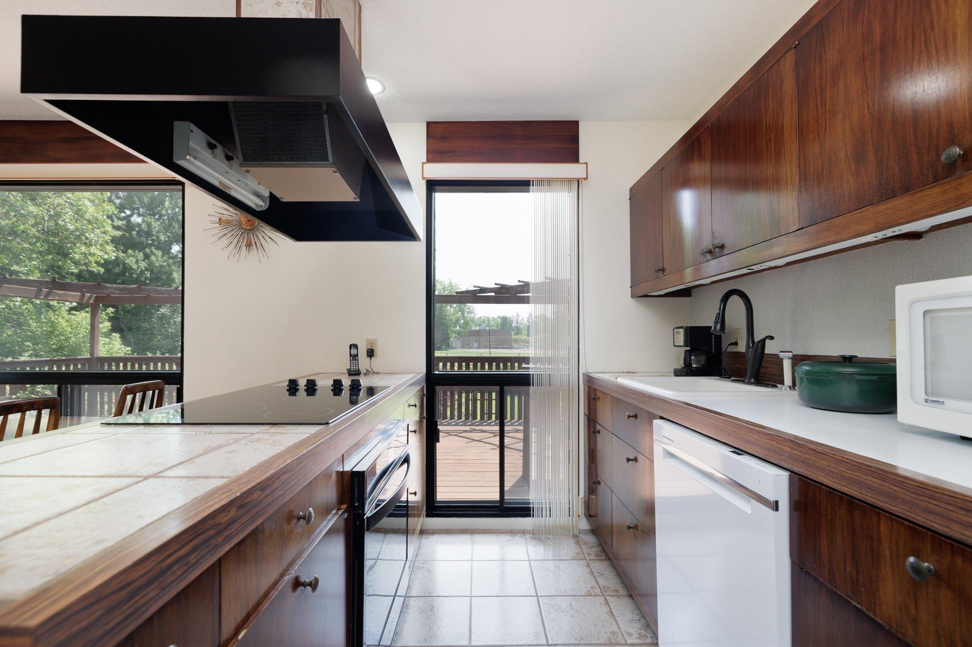 









22


Av. Circle

,
Pointe-Claire,




QC
H9R1X1

