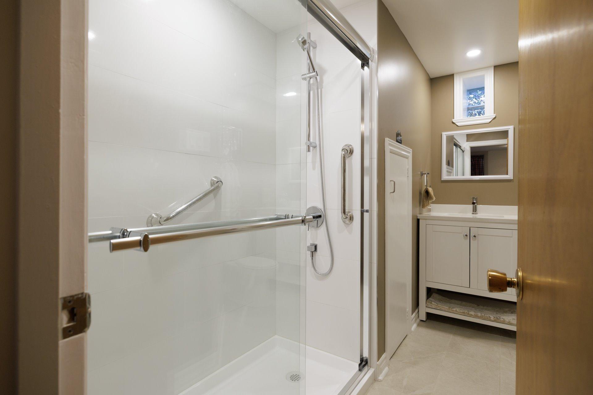 









22


Av. Circle

,
Pointe-Claire,




QC
H9R1X1

