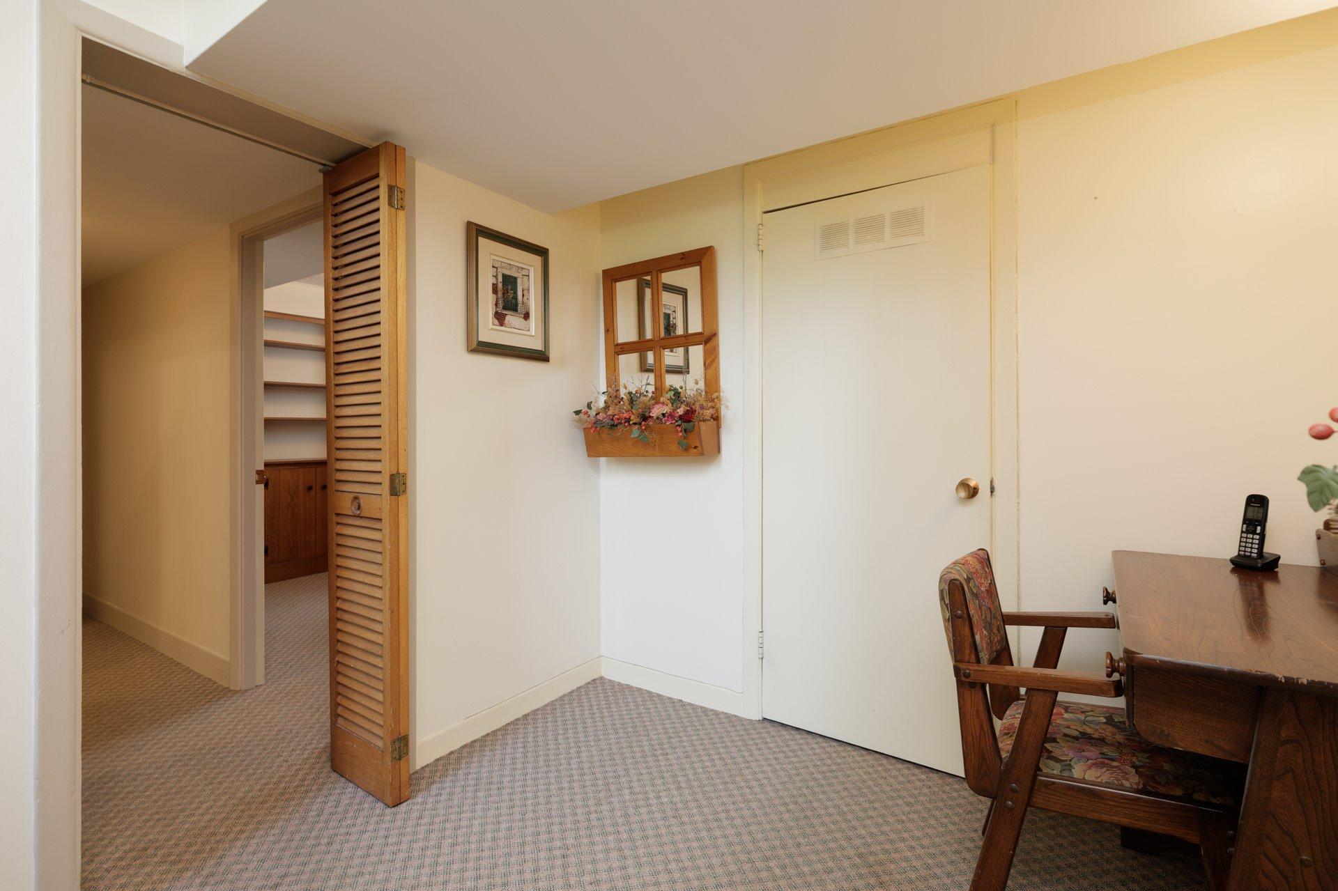 









22


Av. Circle

,
Pointe-Claire,




QC
H9R1X1


