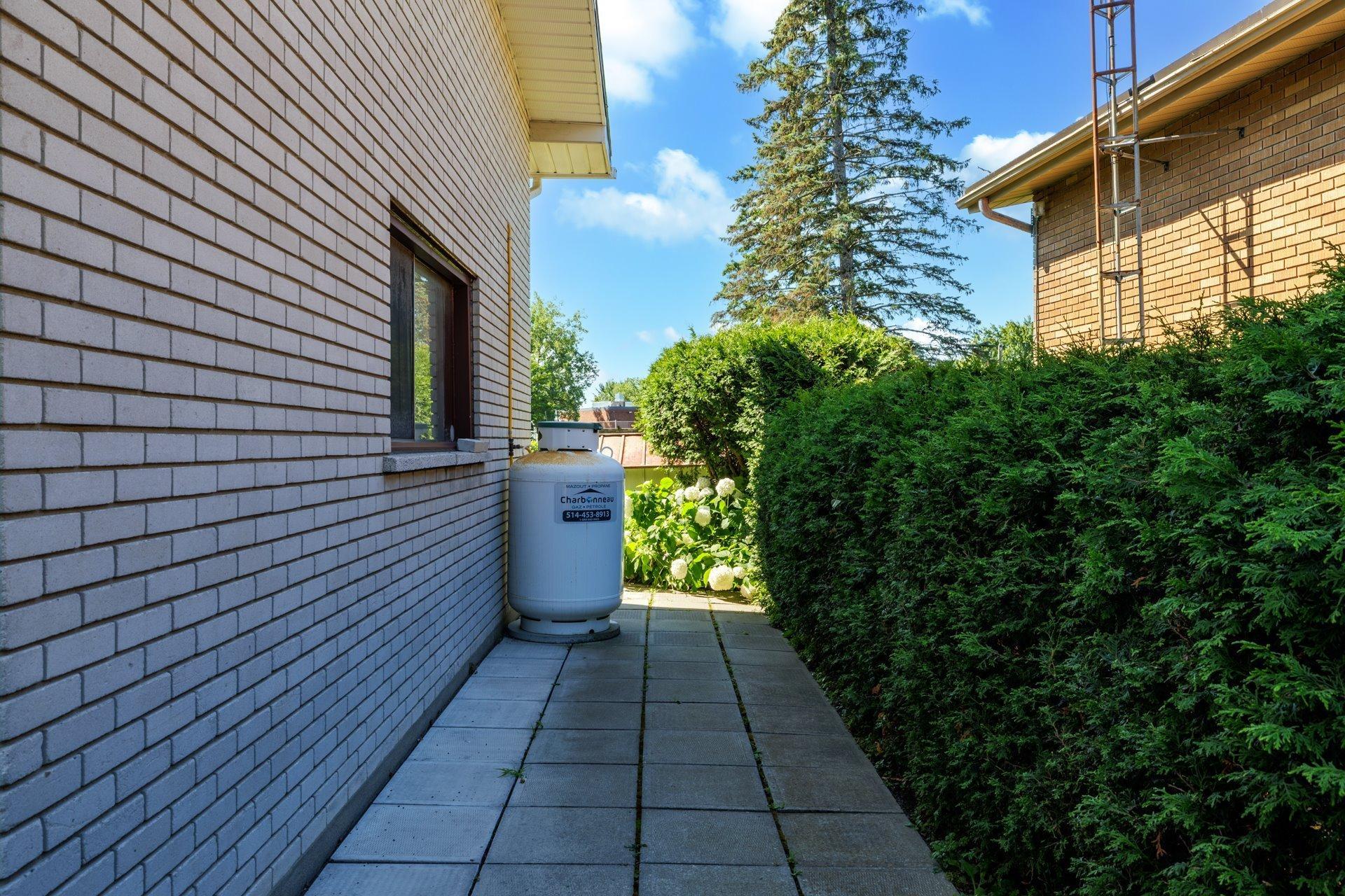 









22


Av. Circle

,
Pointe-Claire,




QC
H9R1X1

