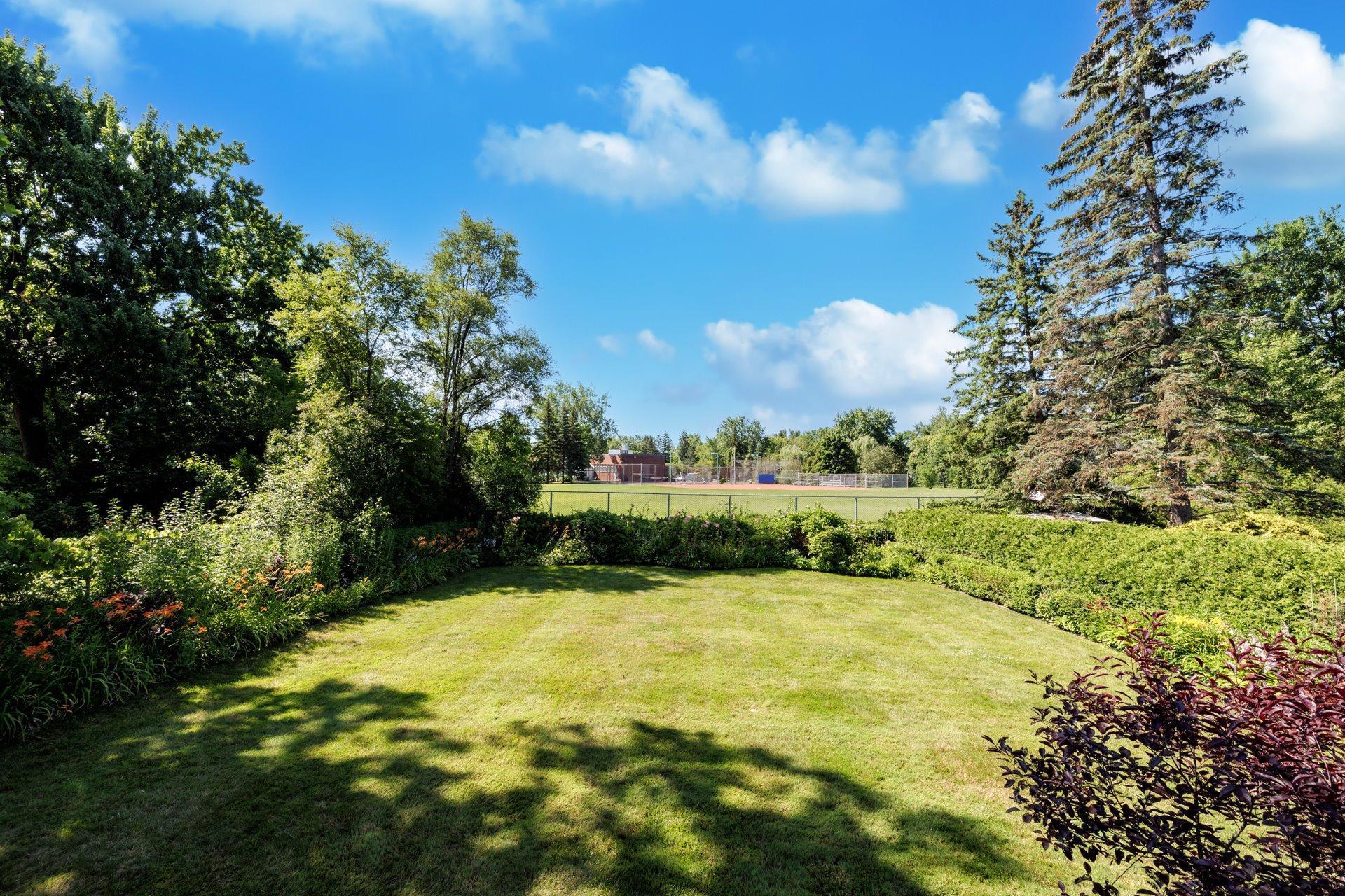 









22


Av. Circle

,
Pointe-Claire,




QC
H9R1X1

